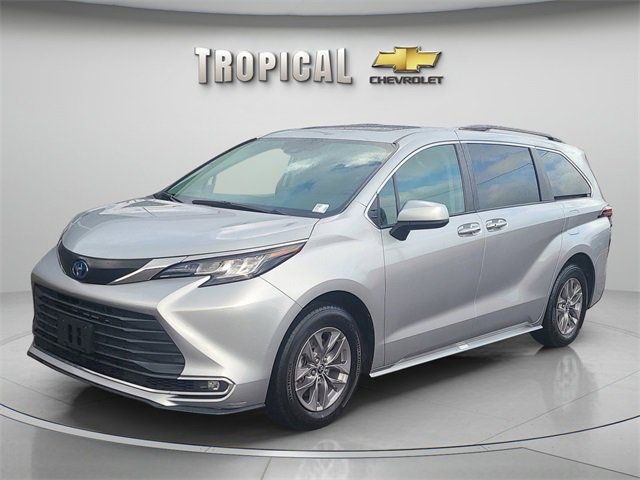 2023 Toyota Sienna XLE's photo
