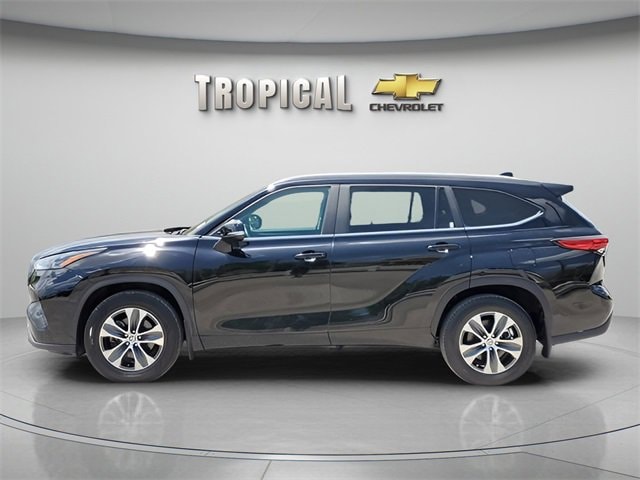 Used 2023 Toyota Highlander XLE with VIN 5TDKDRAH2PS005150 for sale in Miami, FL