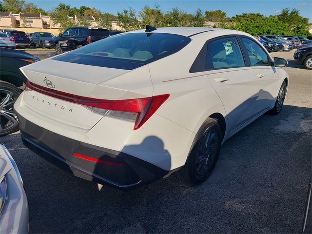 2024 Hyundai Elantra SEL photo 3