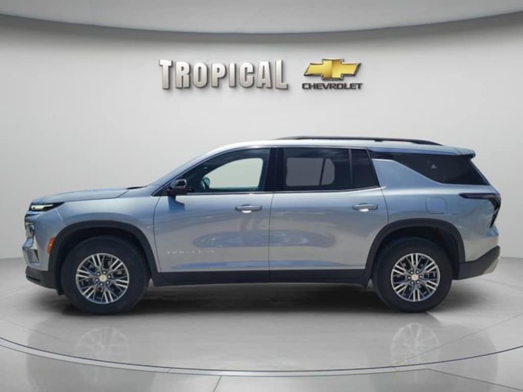 Used 2025 Chevrolet Traverse LT SUV