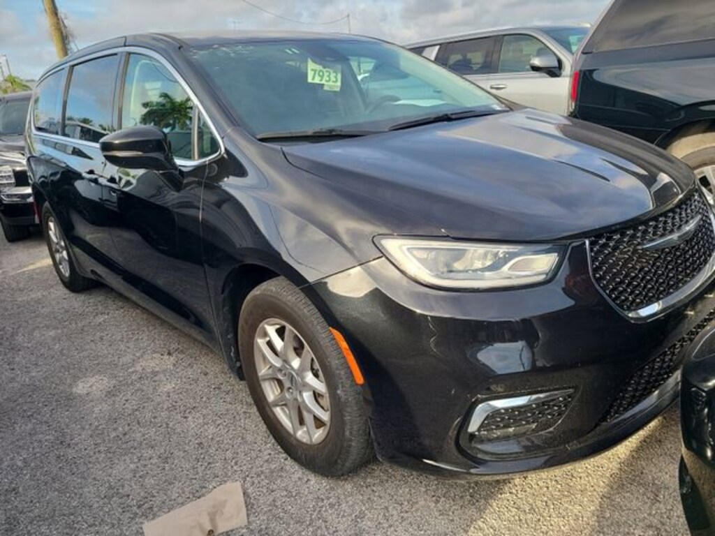 Used 2024 Chrysler Pacifica Touring L