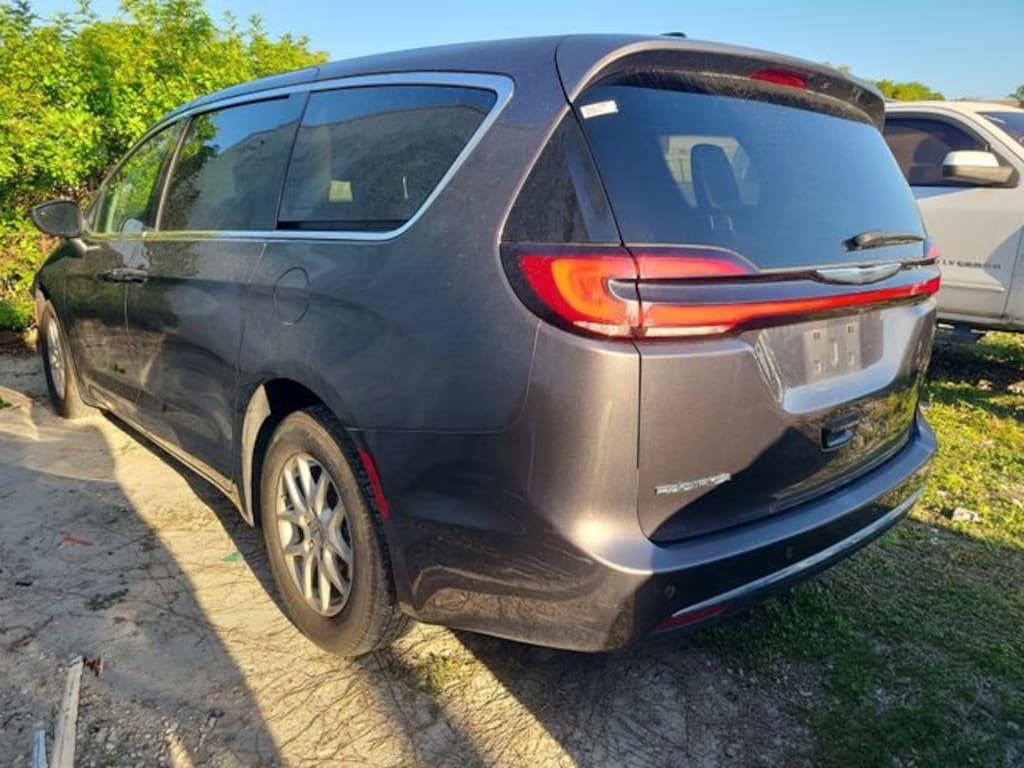 Used 2023 Chrysler Pacifica Touring L