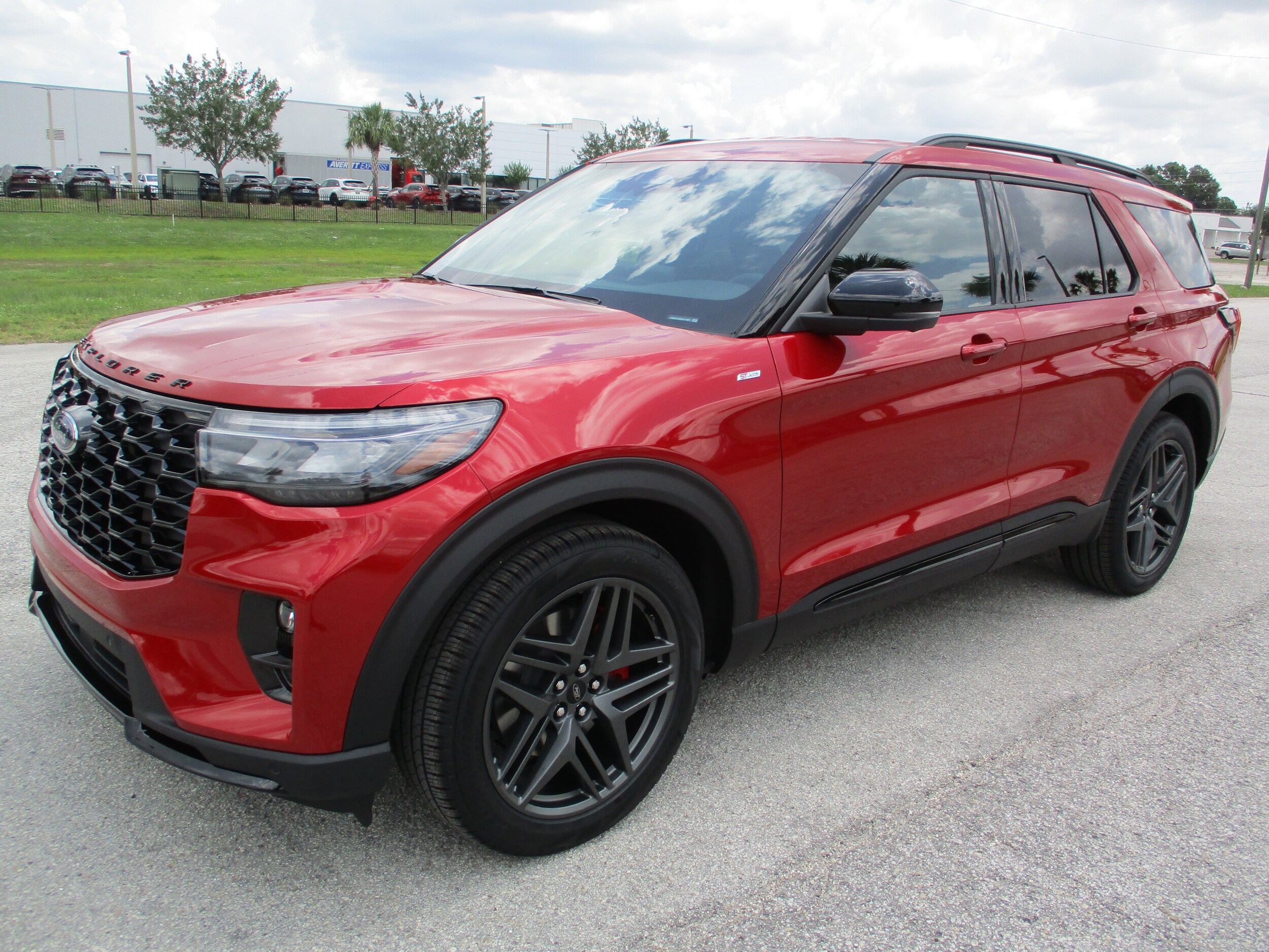 2025 Ford Explorer ST-Line photo 3