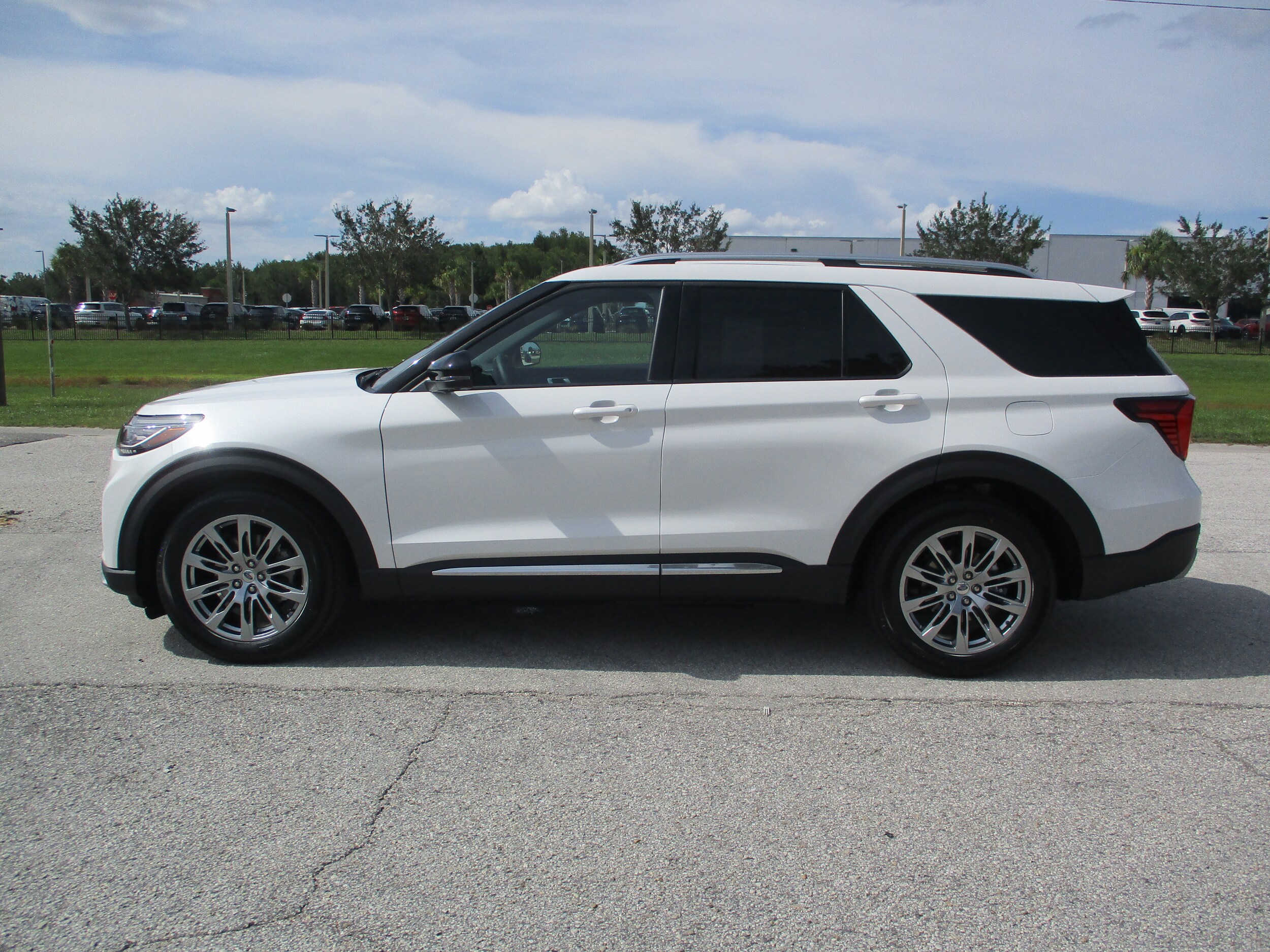 2025 Ford Explorer Platinum photo 4