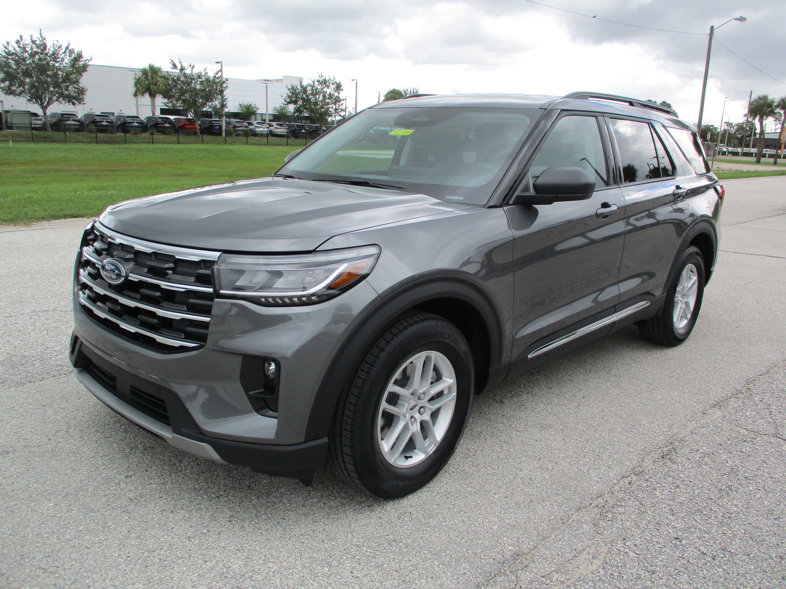 2025 Ford Explorer photo 2