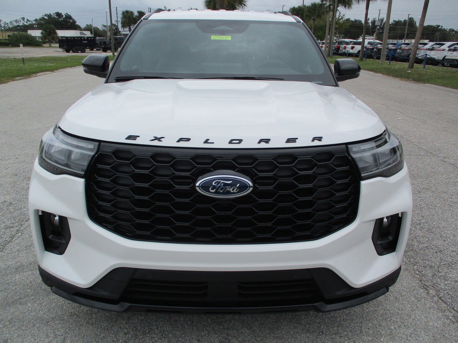 2025 Ford Explorer ST-Line photo 2