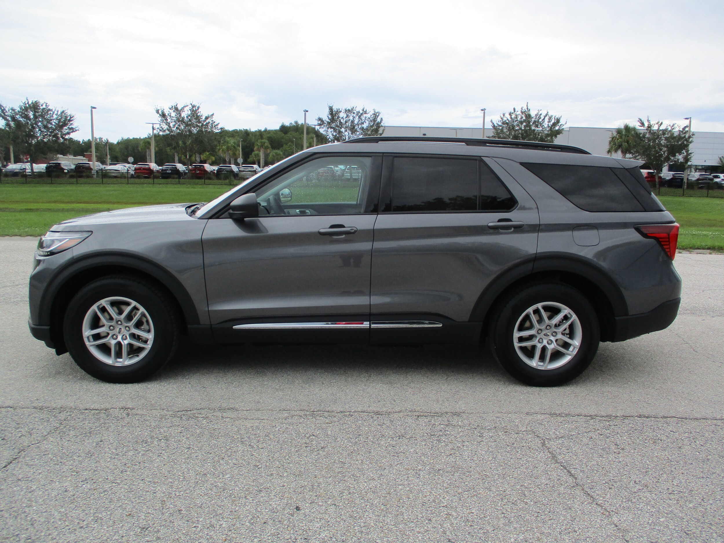 2025 Ford Explorer photo 2
