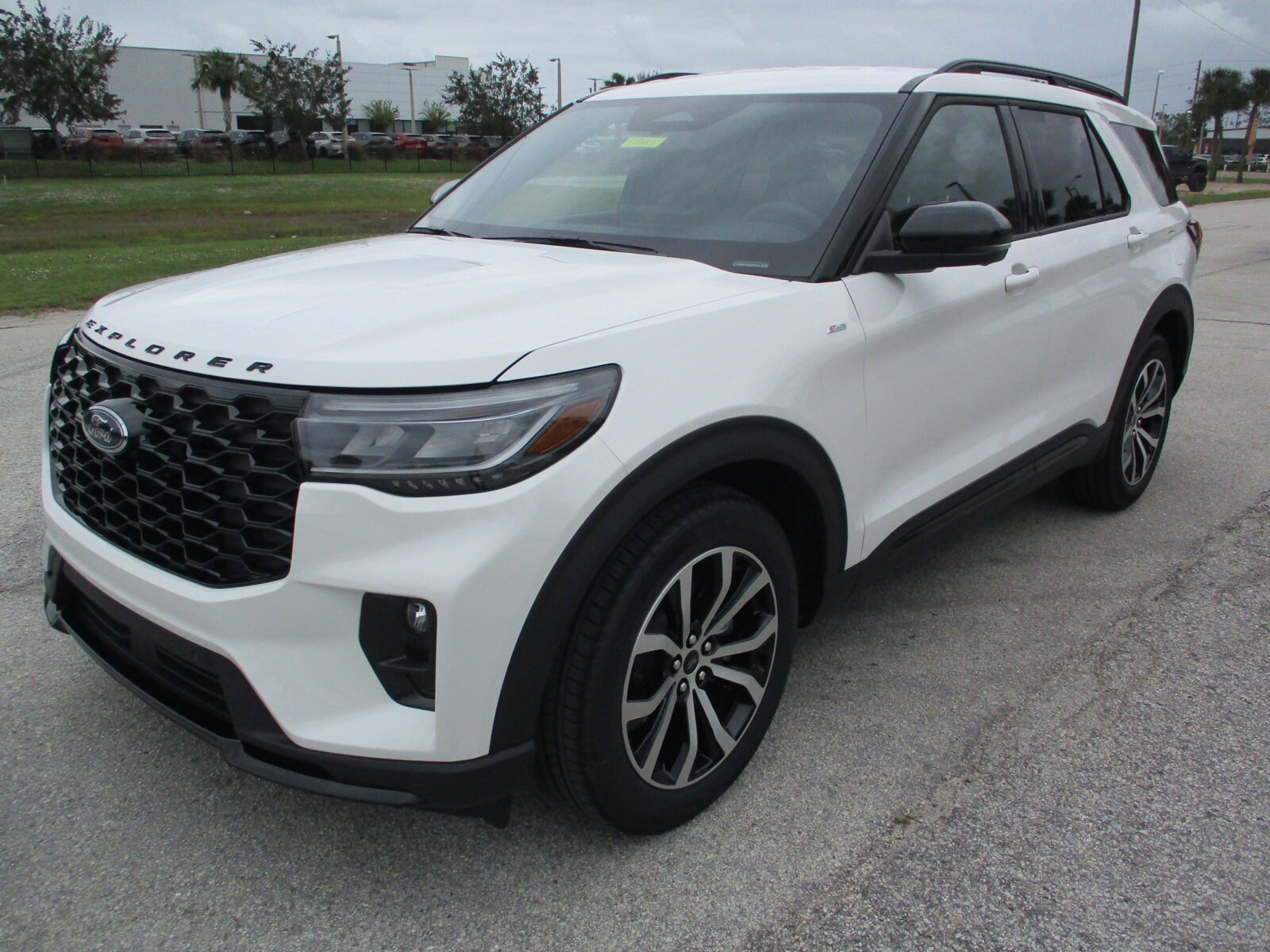 2025 Ford Explorer ST-Line photo 3