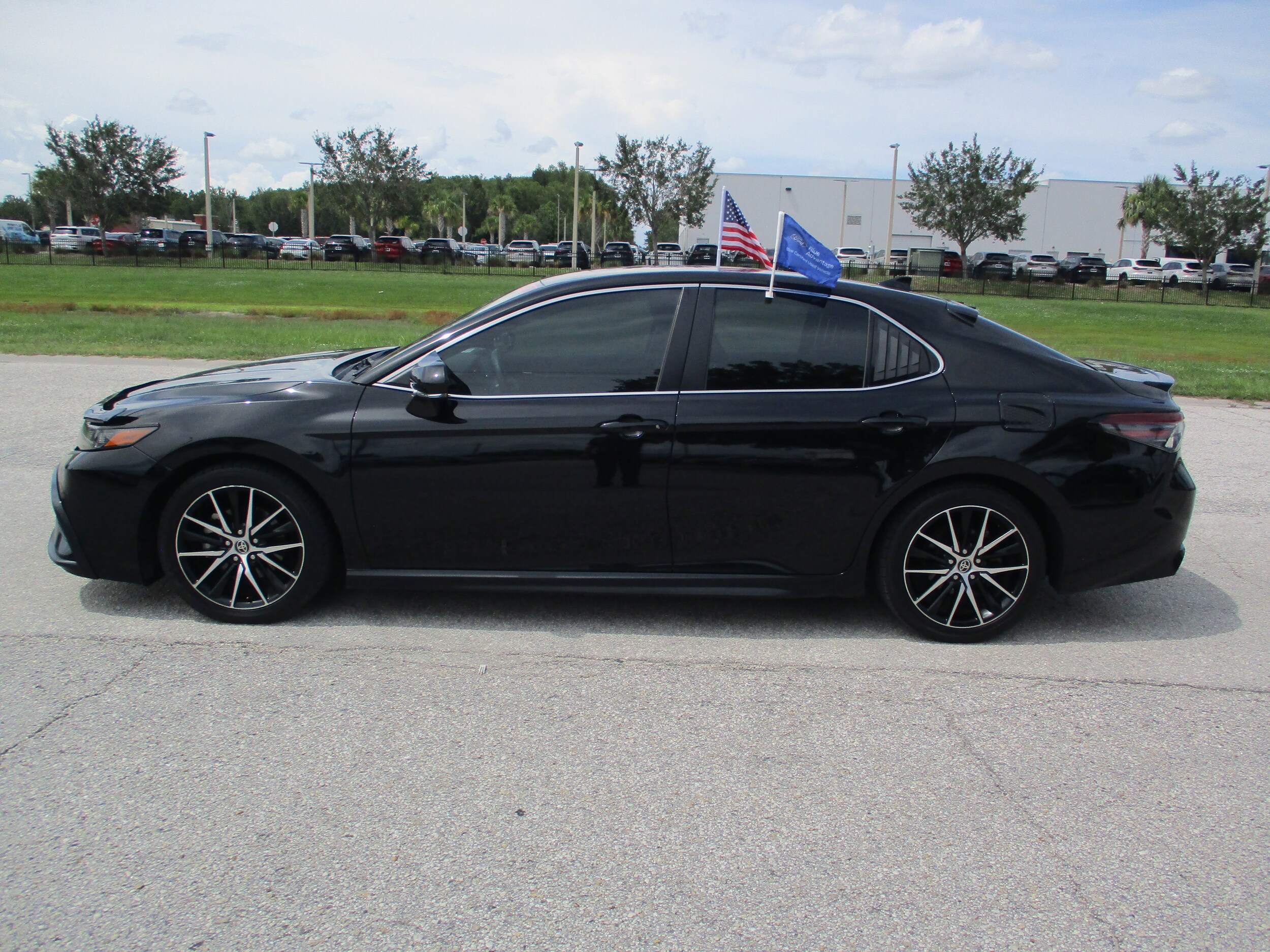 2022 Toyota Camry SE photo 4