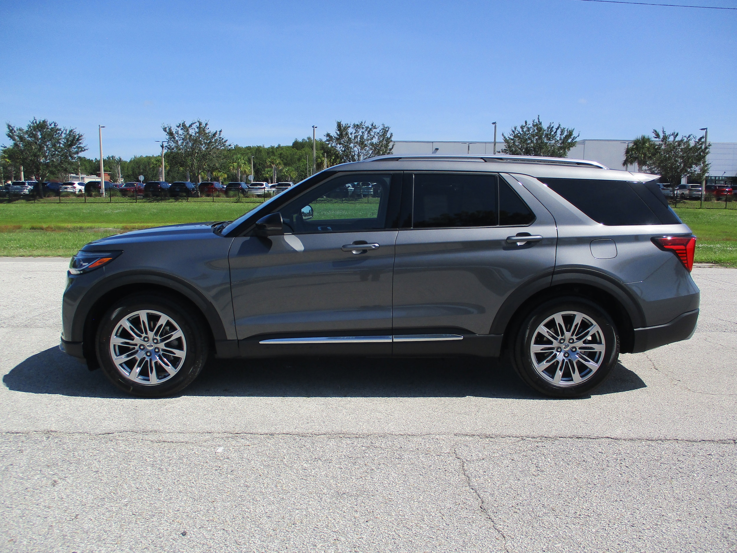 2025 Ford Explorer Platinum photo 4