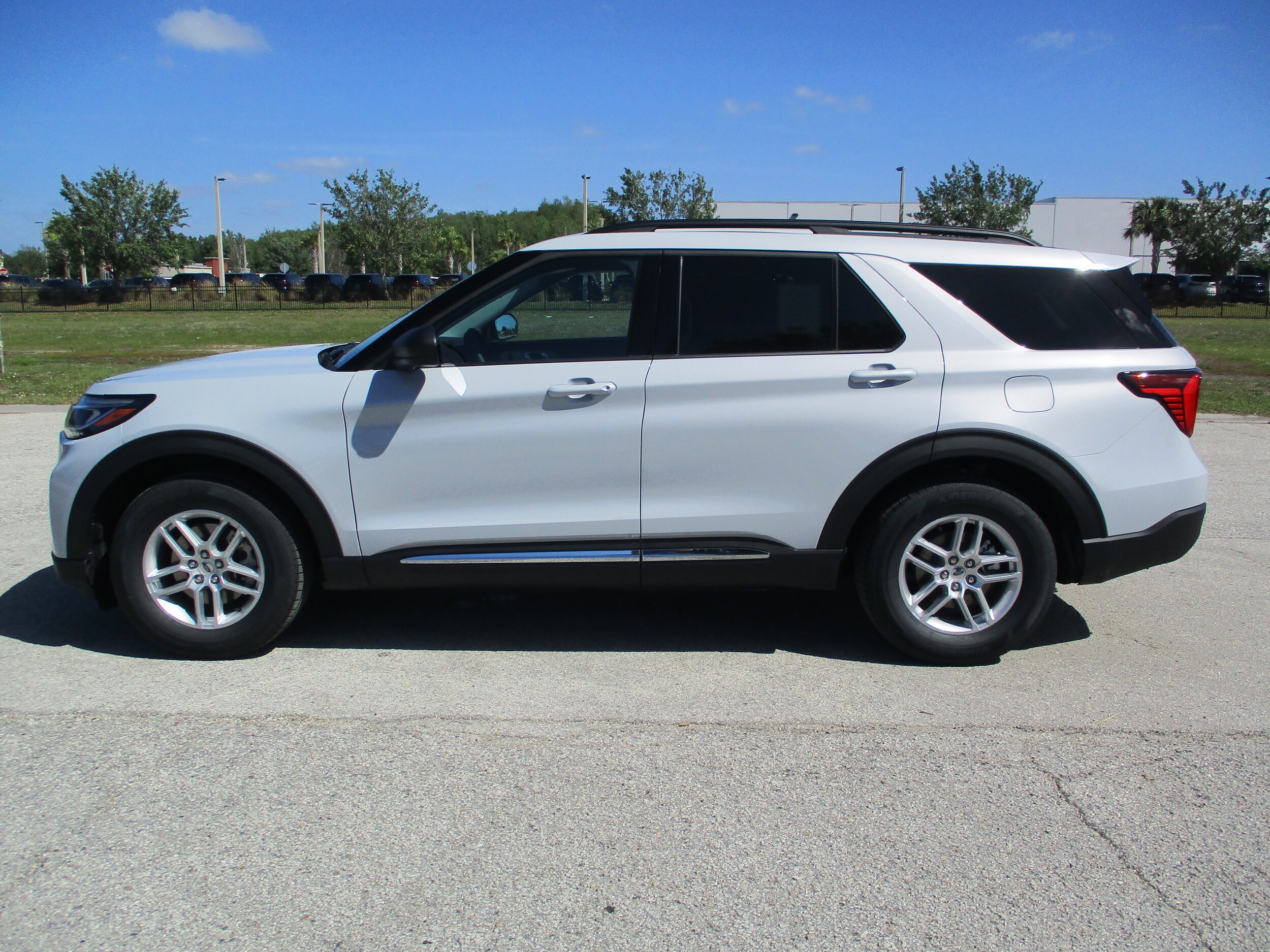 2025 Ford Explorer photo 3