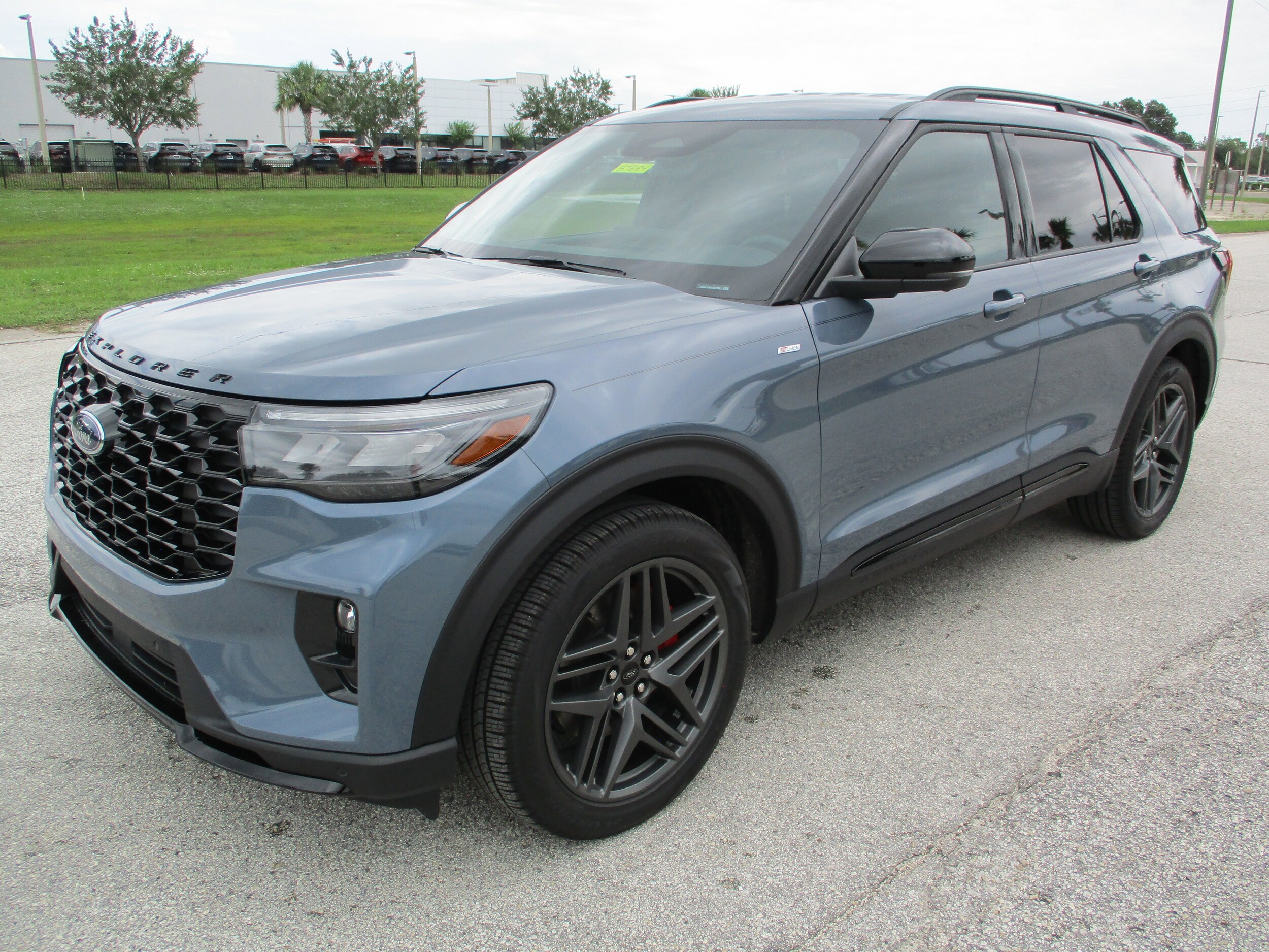 2025 Ford Explorer ST-Line photo 2