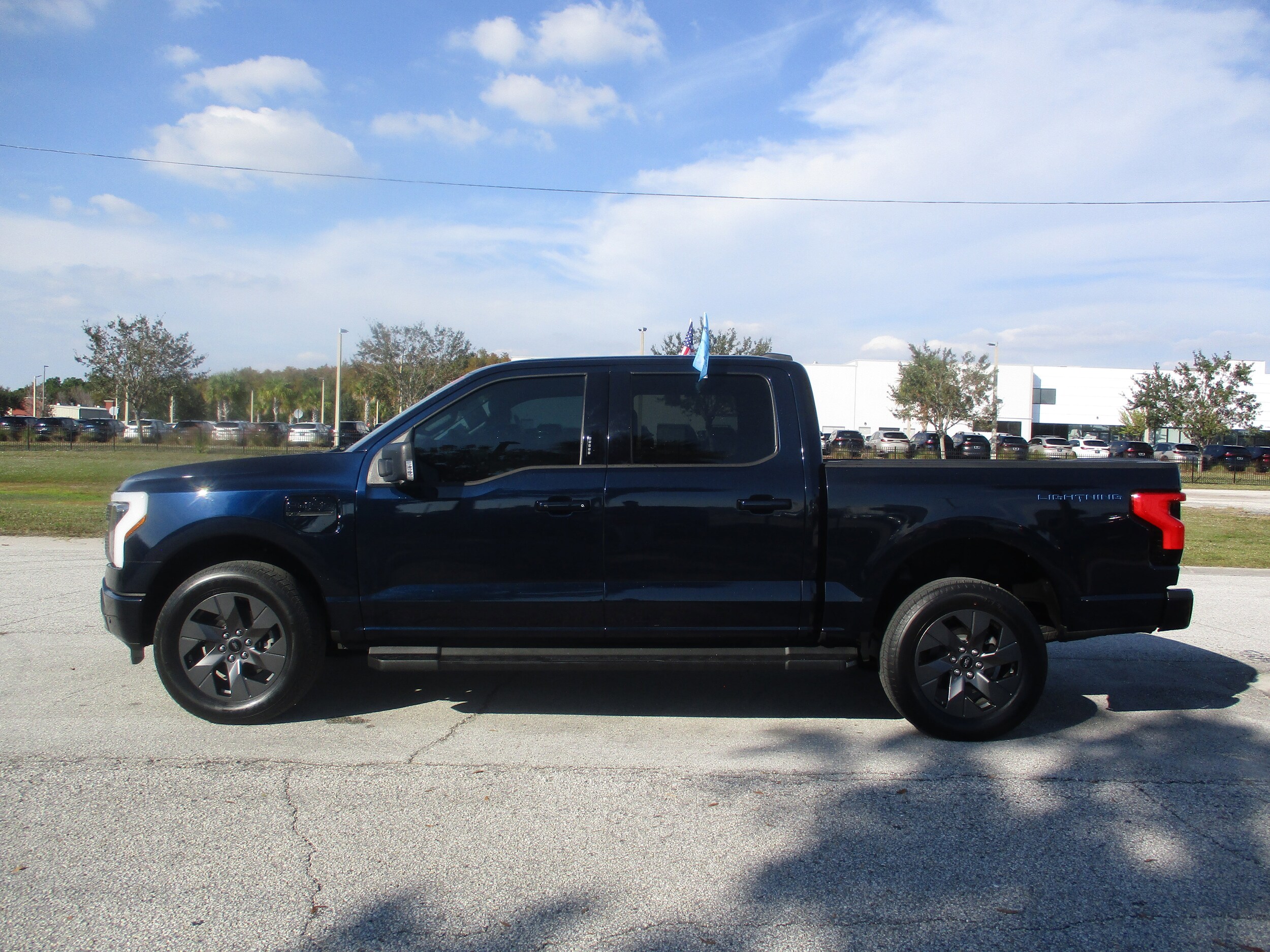 2023 Ford F-150 Lightning XLT photo 3