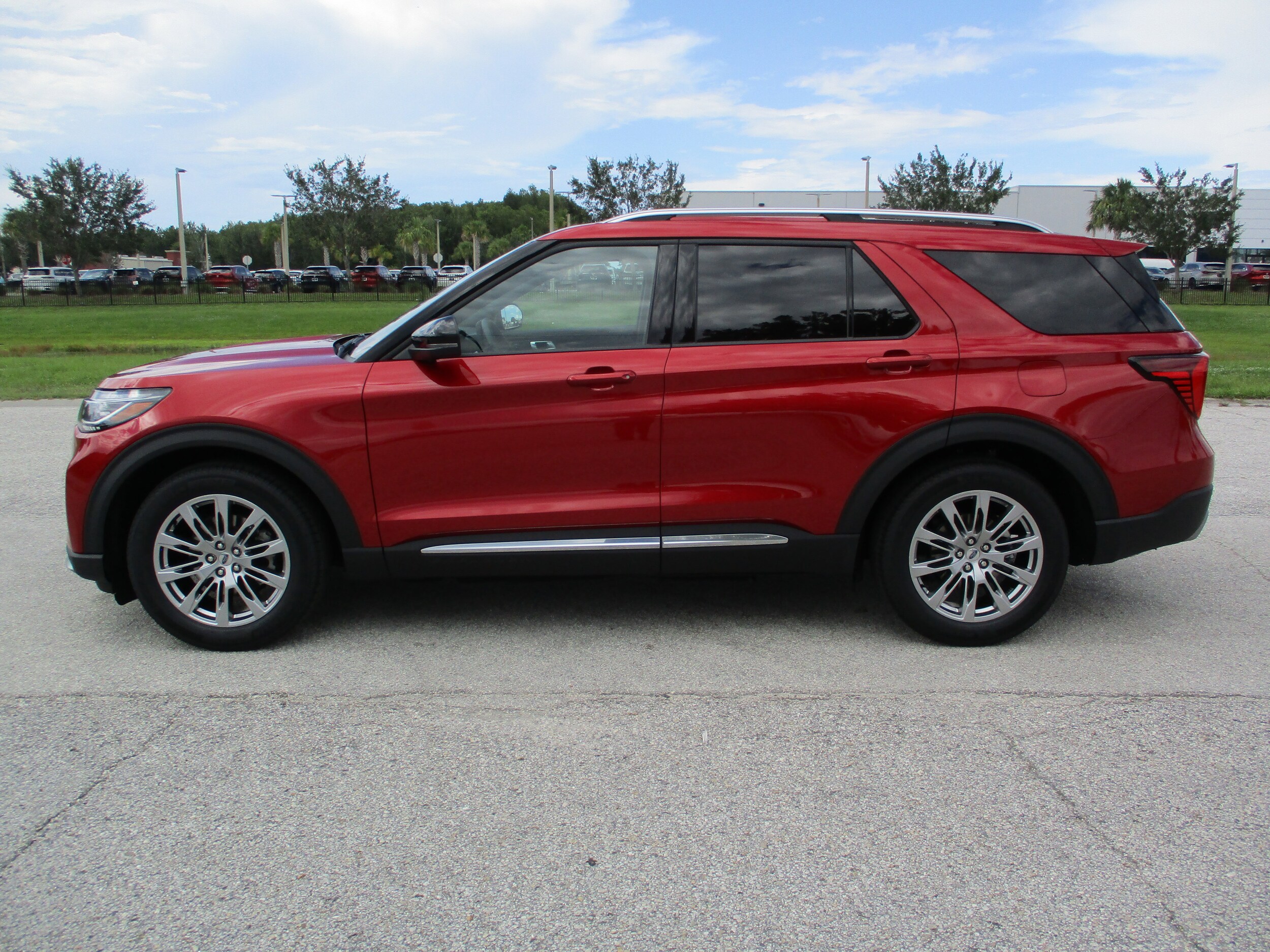 2025 Ford Explorer Platinum photo 3