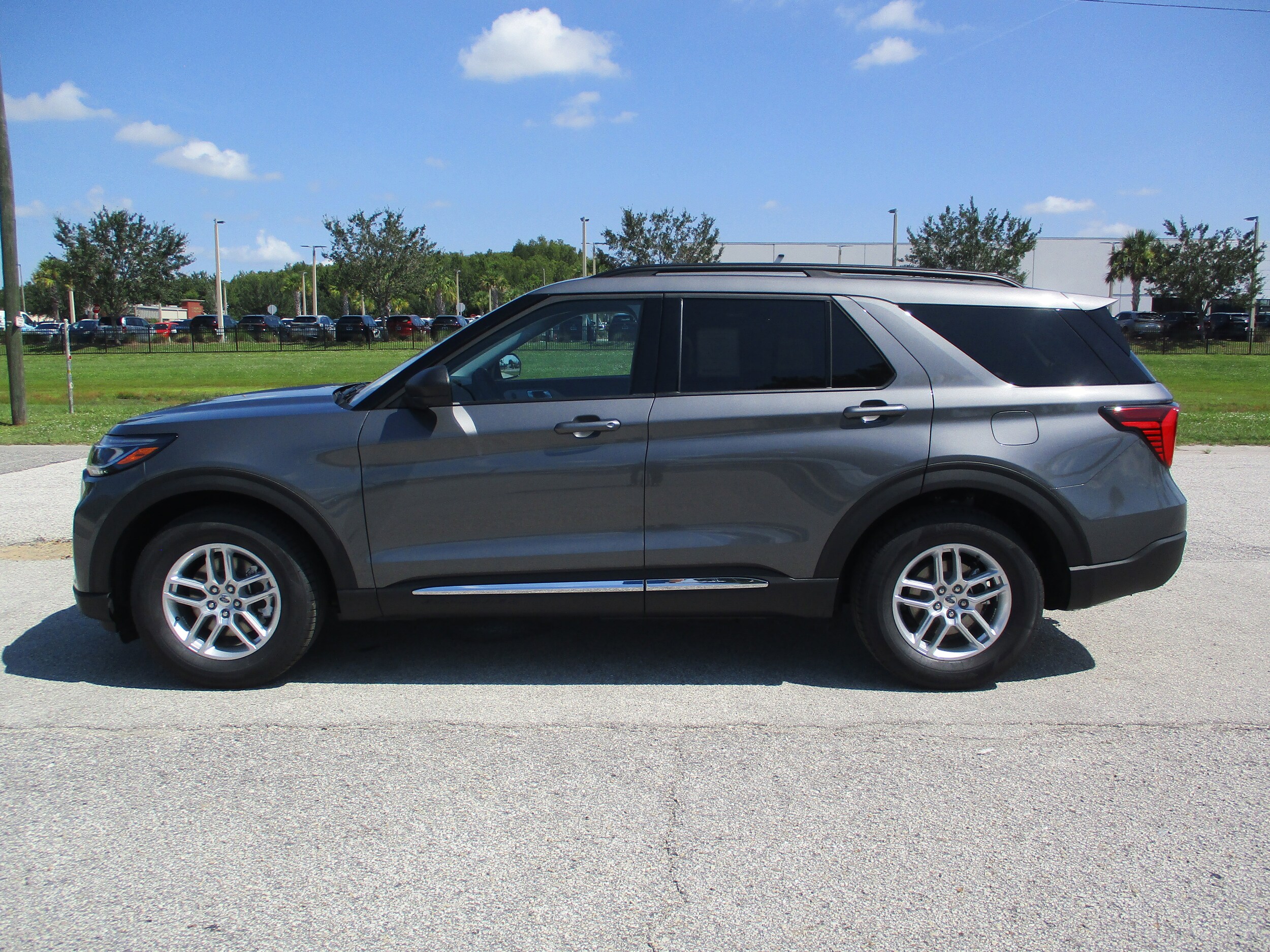 2025 Ford Explorer photo 3