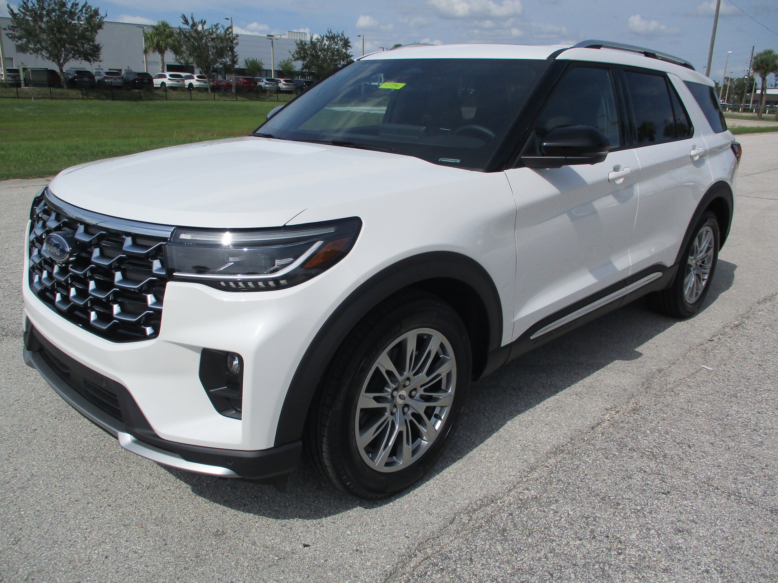 2025 Ford Explorer Platinum photo 3