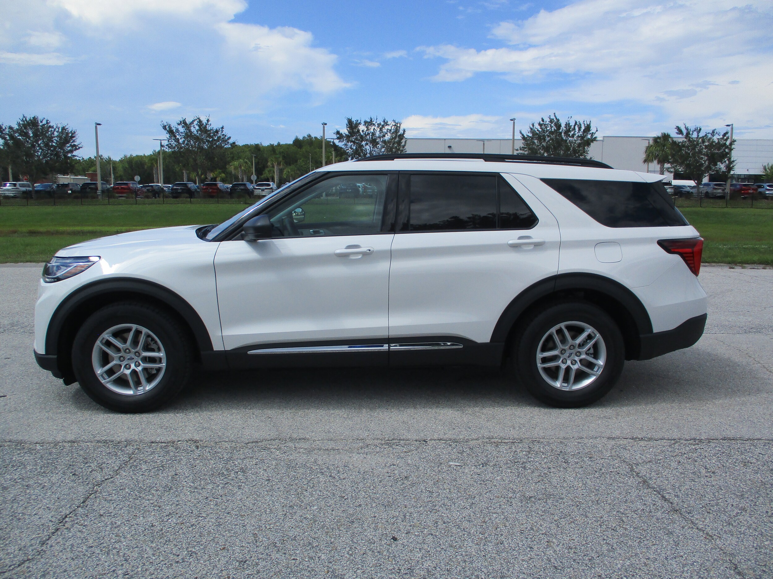 2025 Ford Explorer photo 4