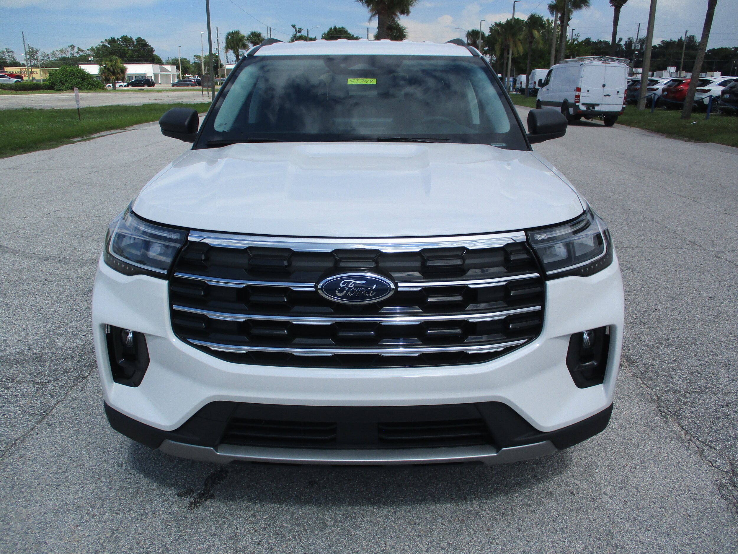 2025 Ford Explorer photo 2