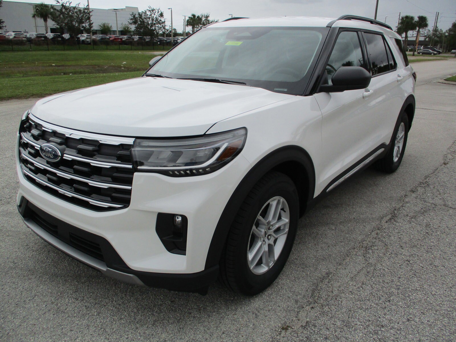 2025 Ford Explorer photo 2