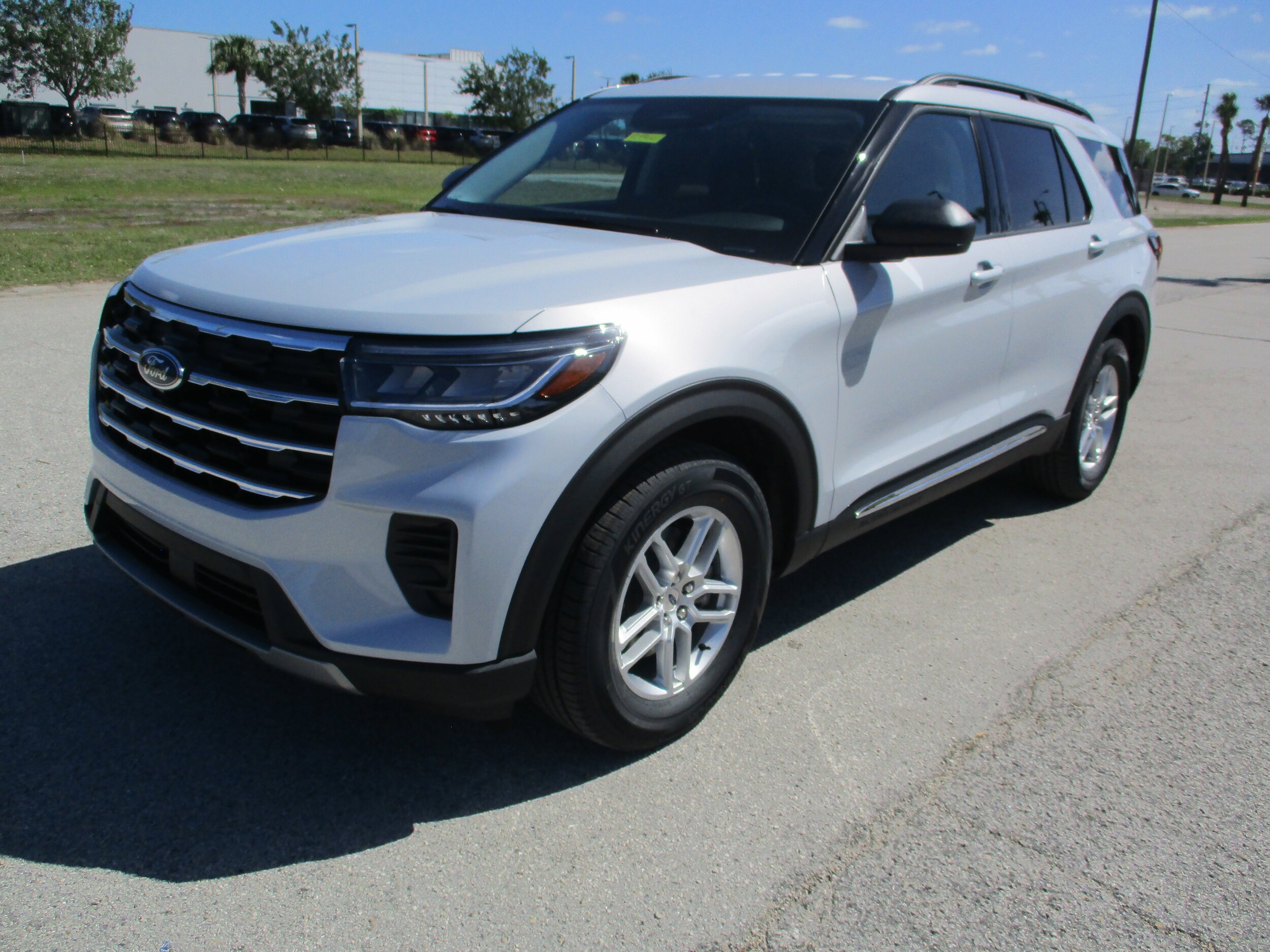 2025 Ford Explorer photo 2