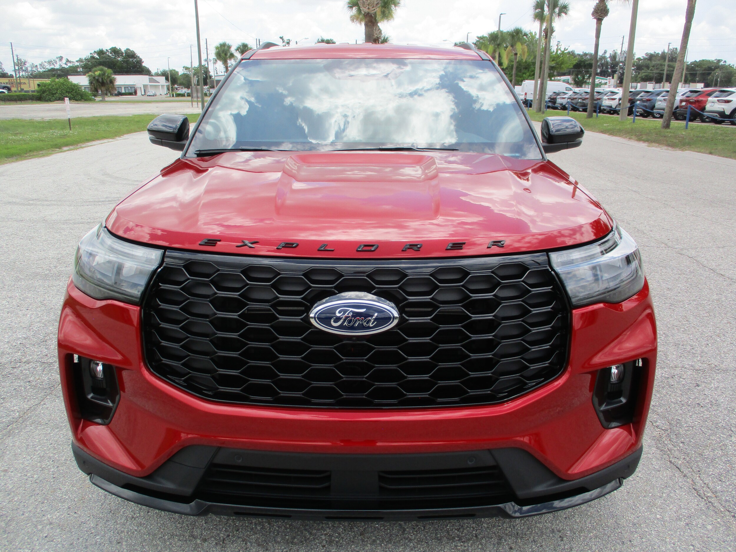 2025 Ford Explorer ST-Line photo 2