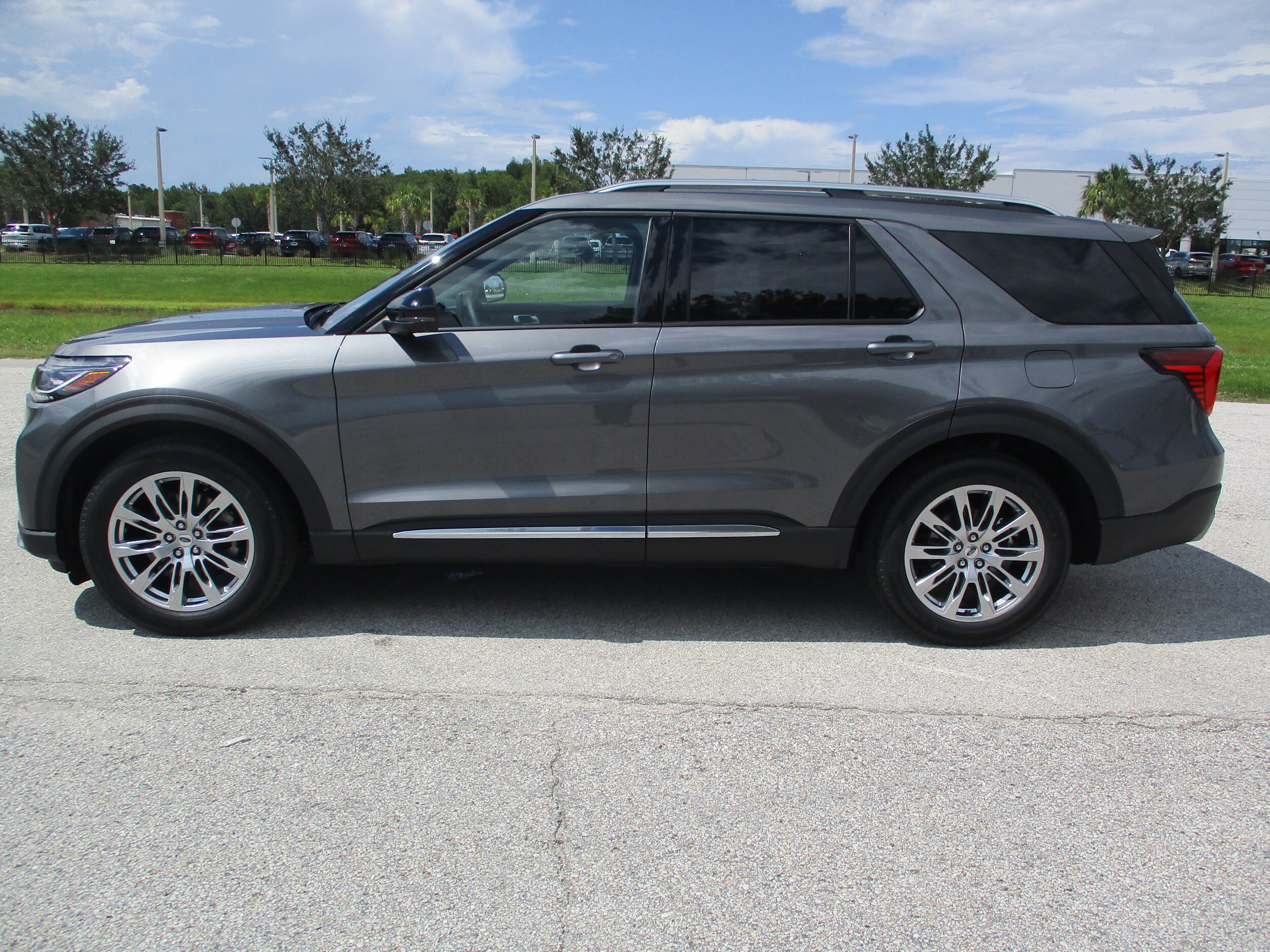 2025 Ford Explorer Platinum photo 4