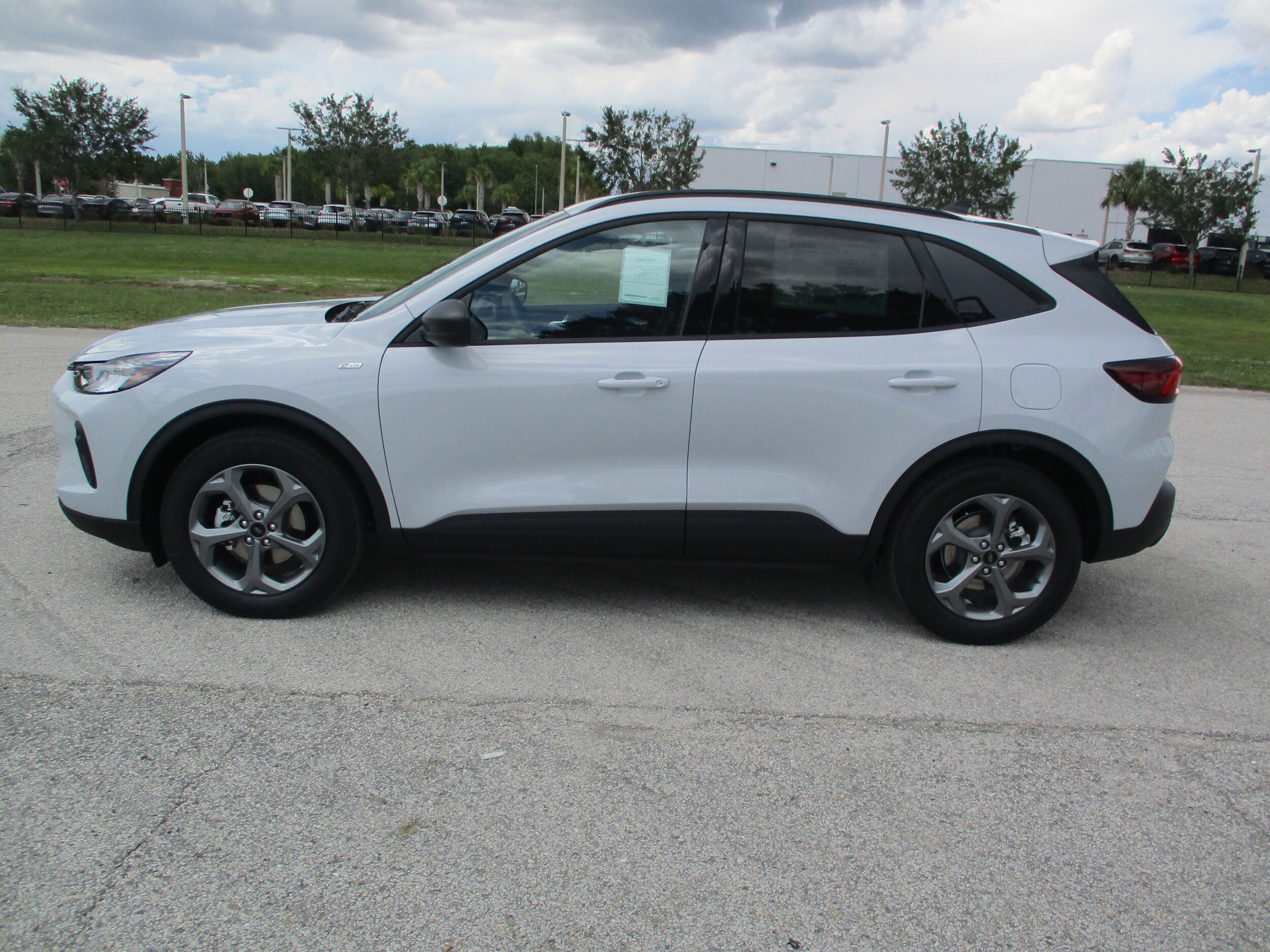 2025 Ford Escape ST-Line photo 4