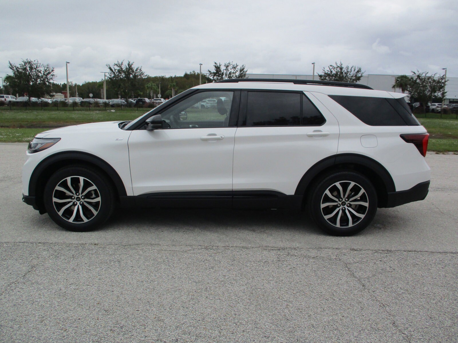 2025 Ford Explorer ST-Line photo 4