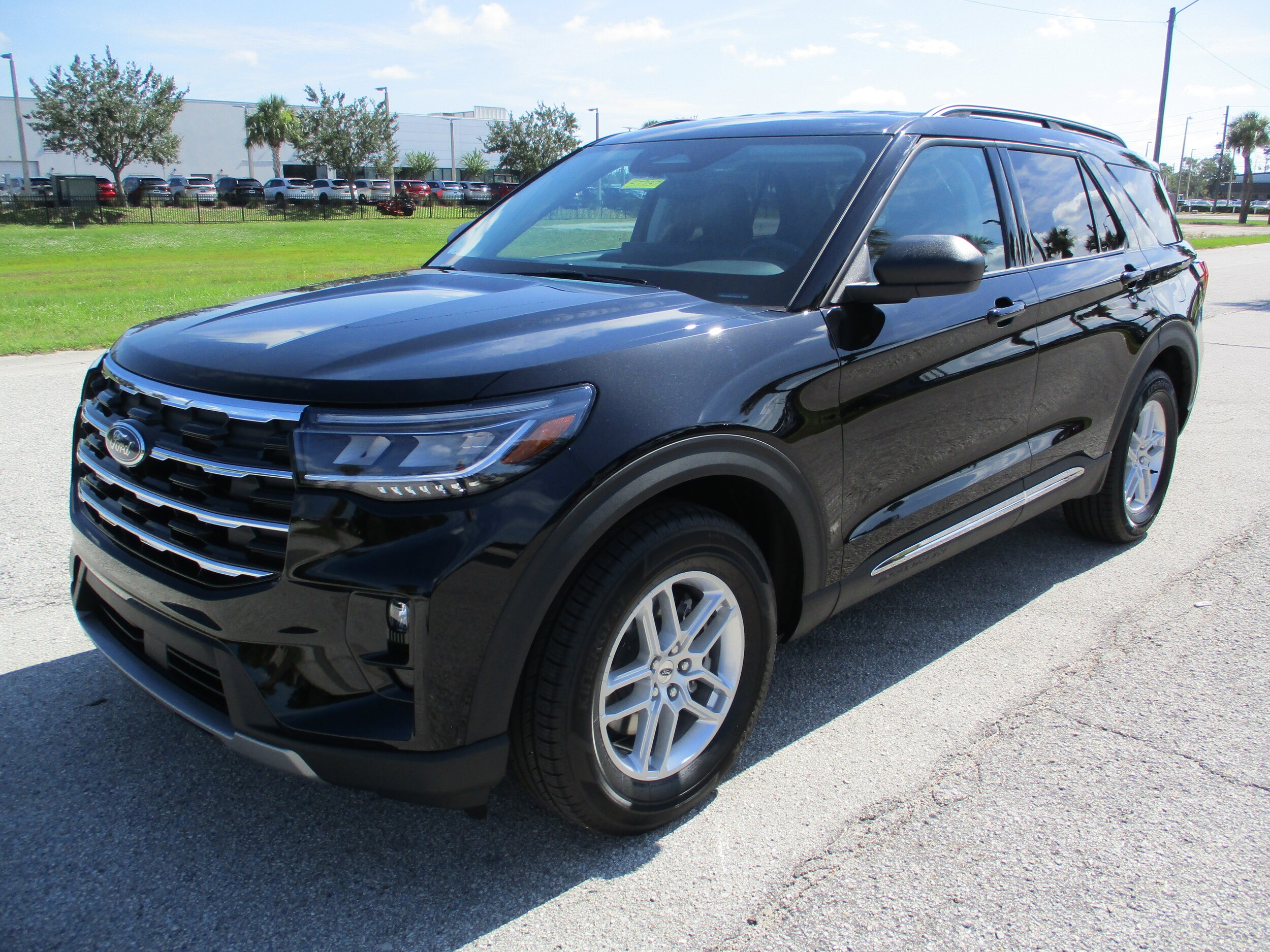 2025 Ford Explorer photo 3