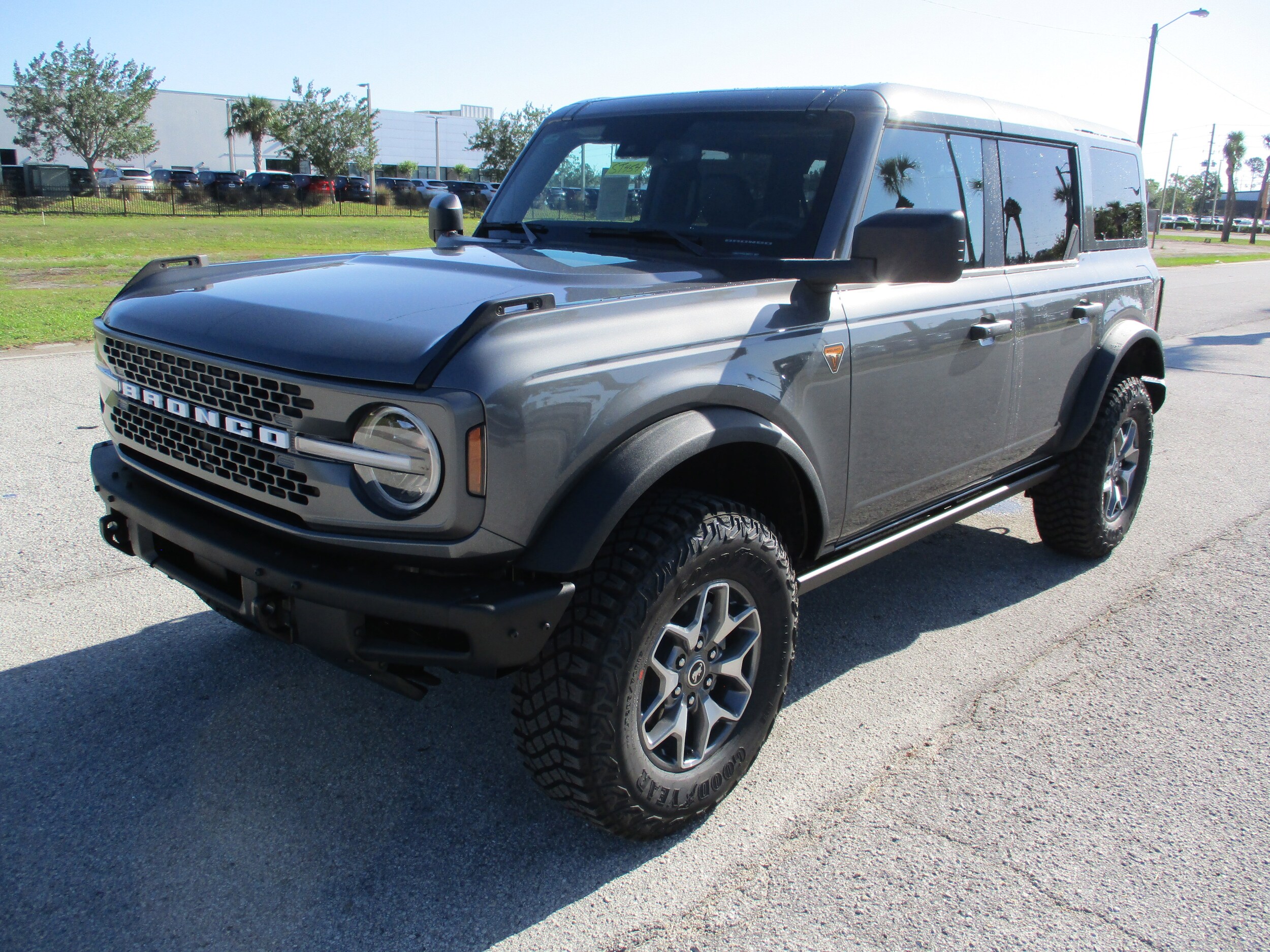 2025 Ford Bronco Badlands photo 3
