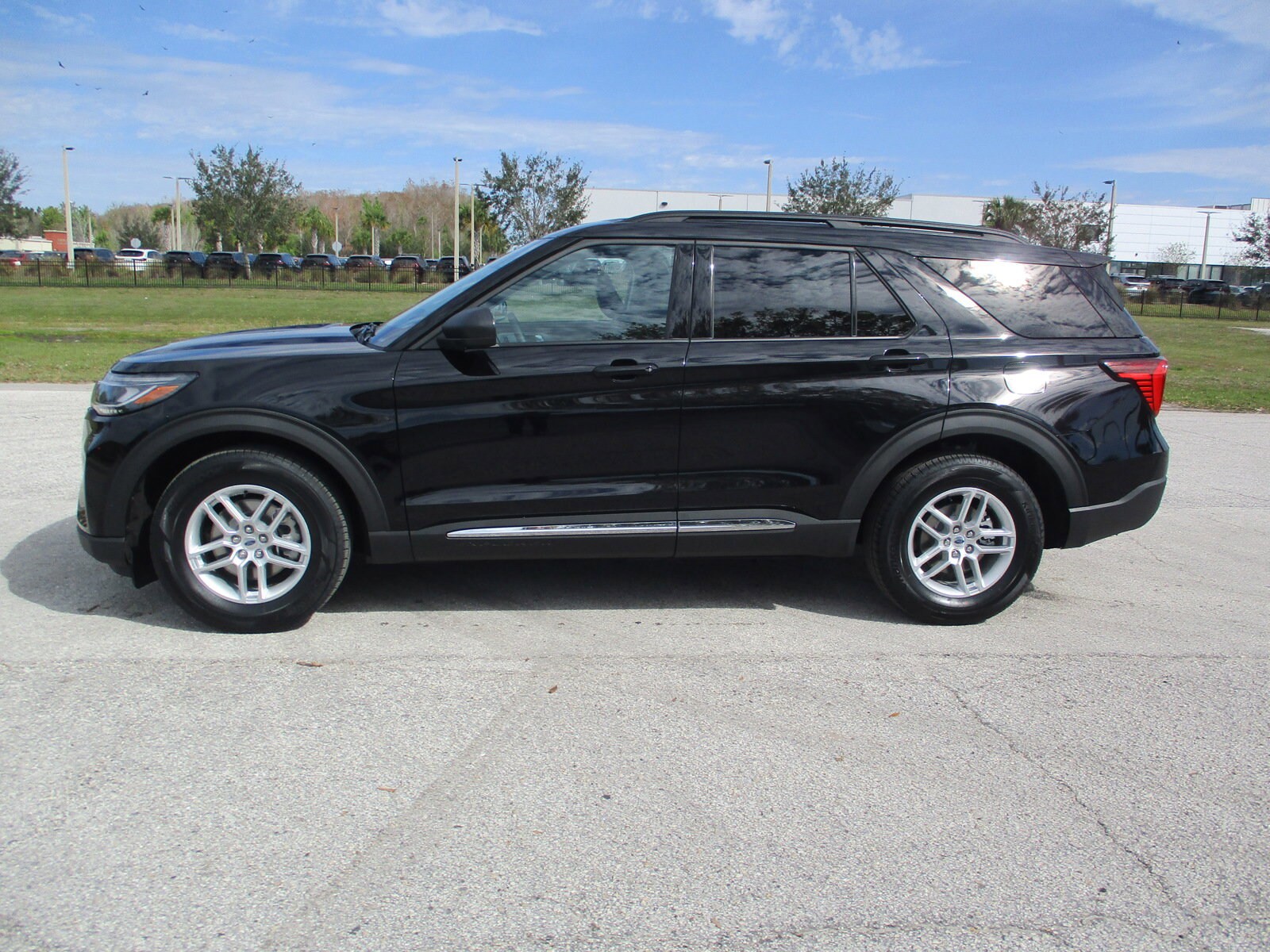 2025 Ford Explorer photo 4