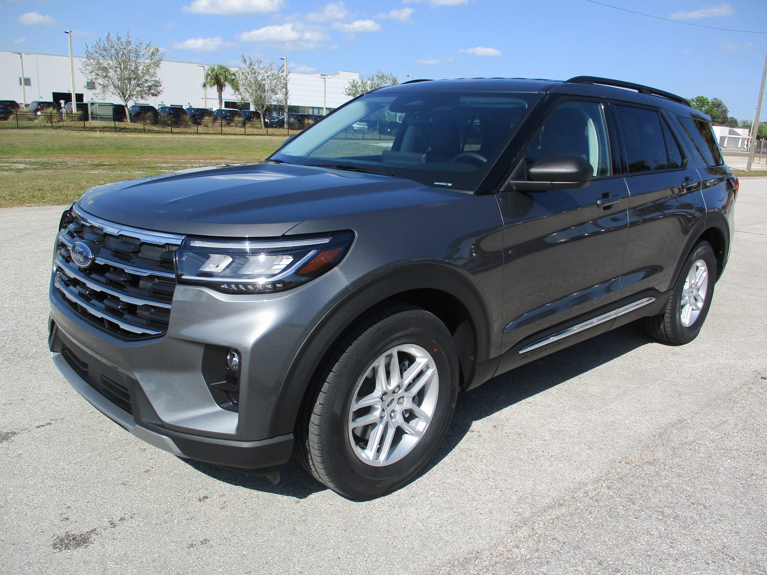 2025 Ford Explorer photo 2