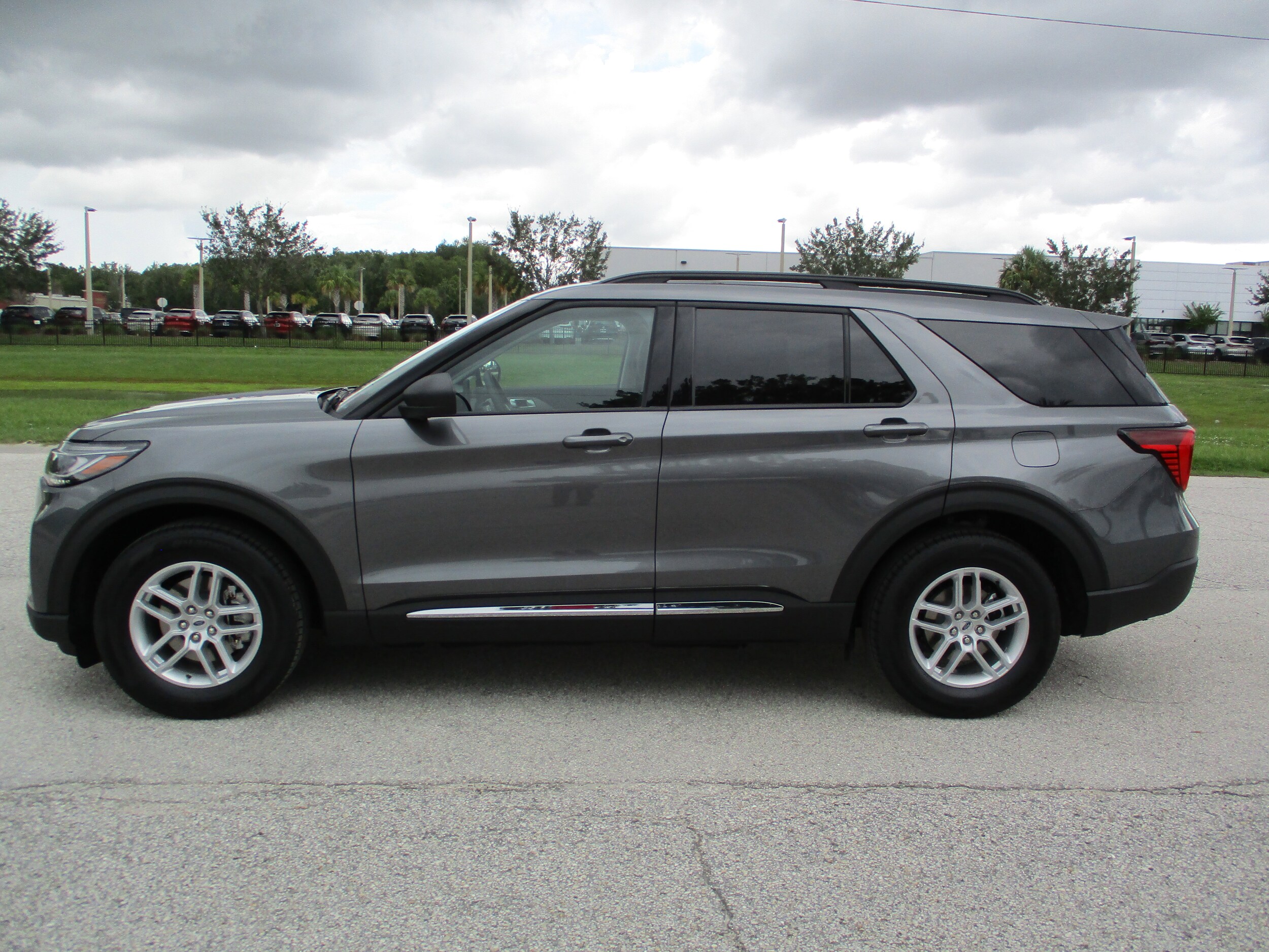 2025 Ford Explorer photo 3