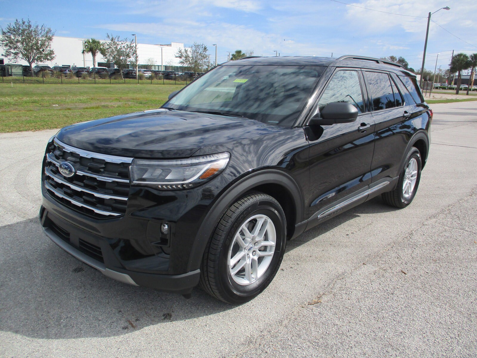 2025 Ford Explorer photo 3