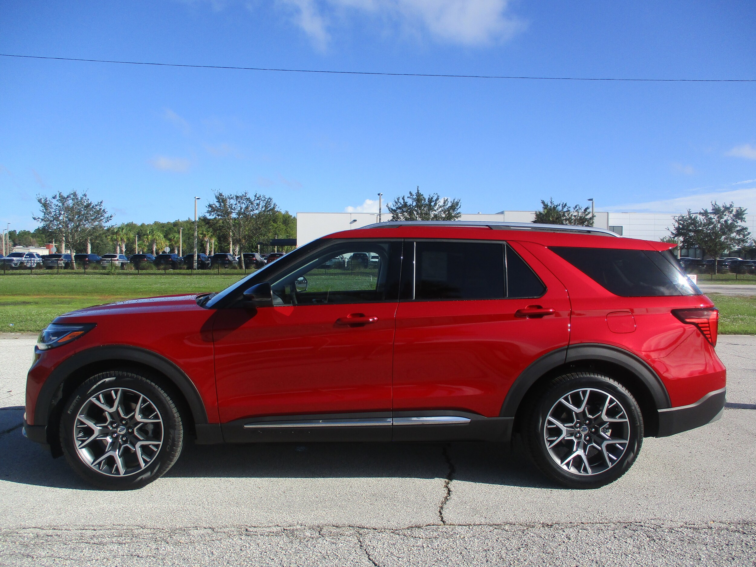 2025 Ford Explorer Platinum photo 3