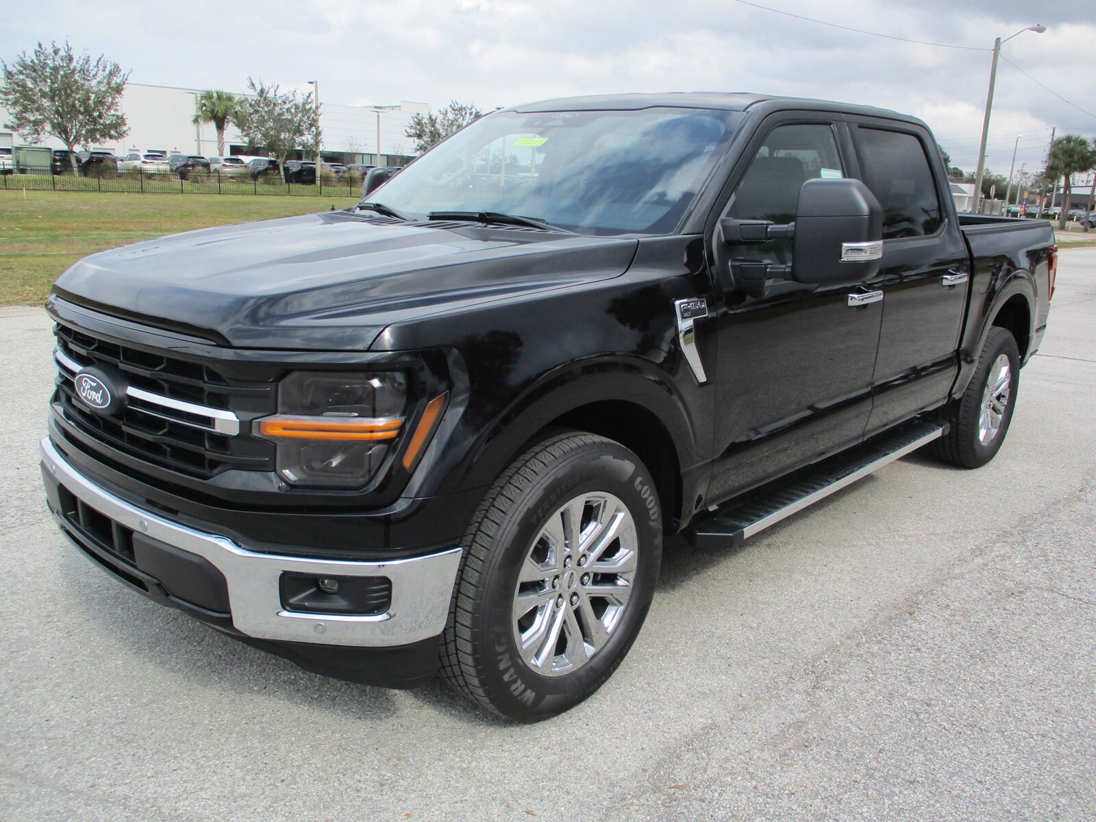 2025 Ford F-150 XLT photo 2