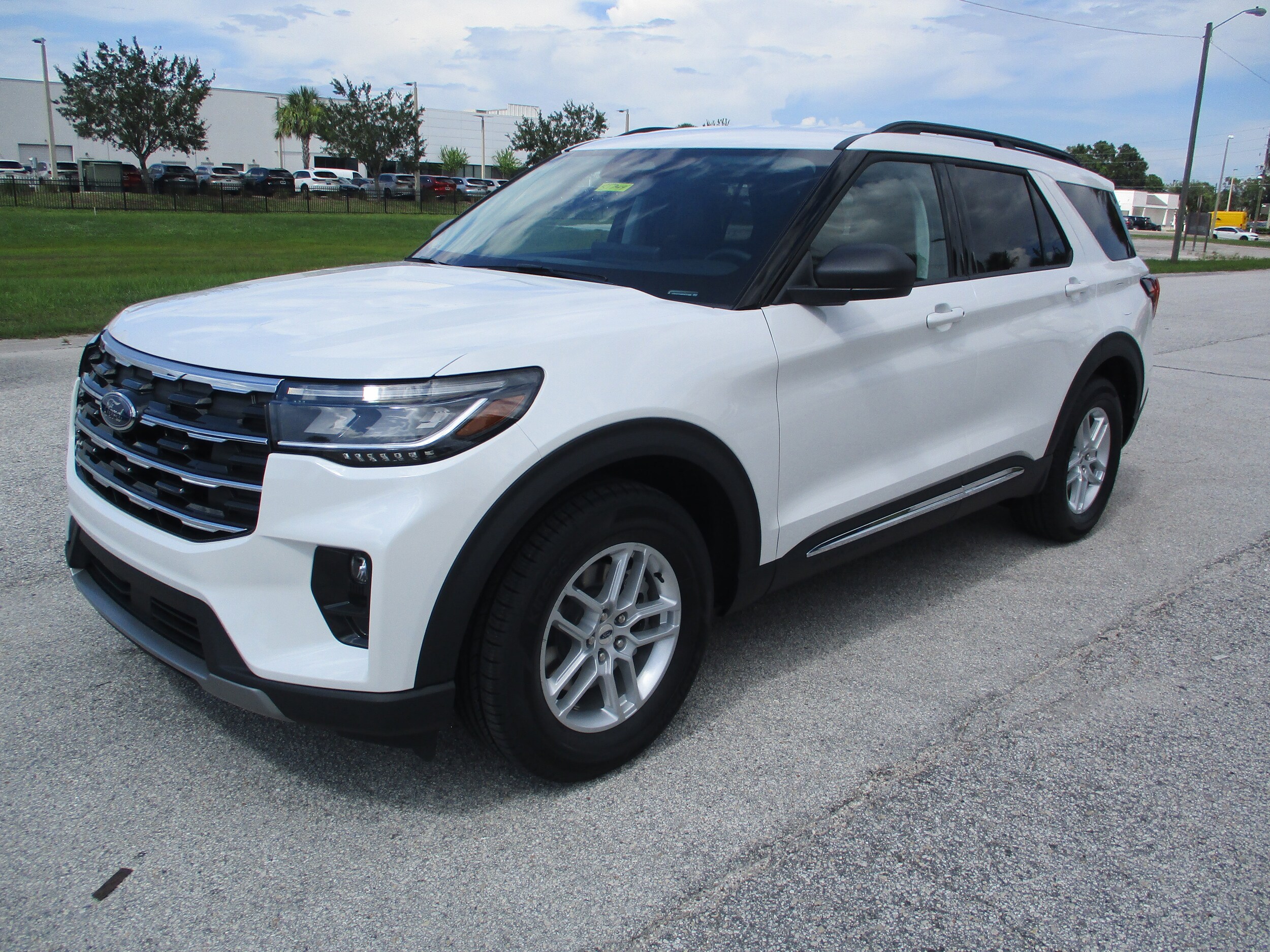 2025 Ford Explorer photo 3