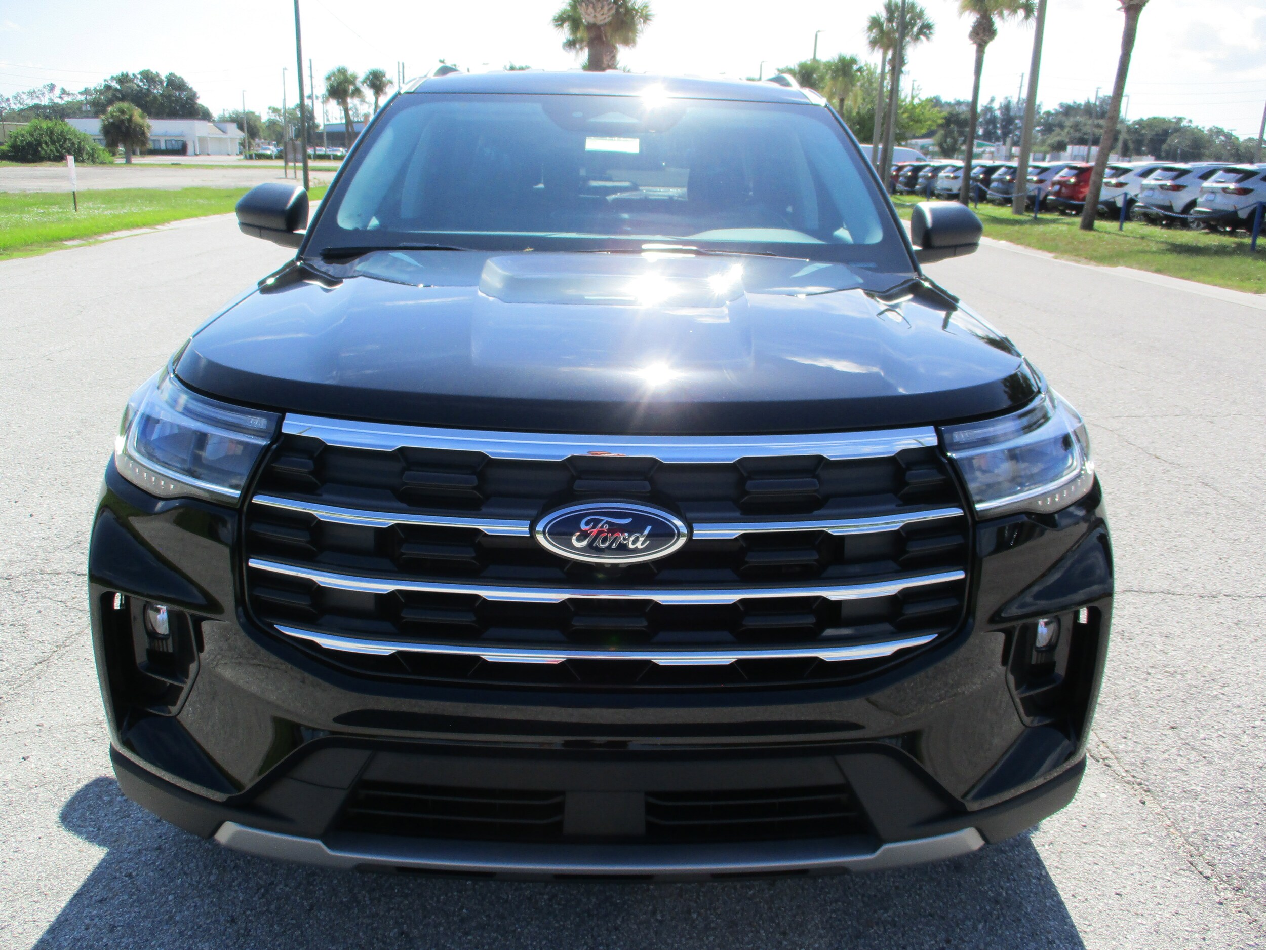 2025 Ford Explorer photo 2
