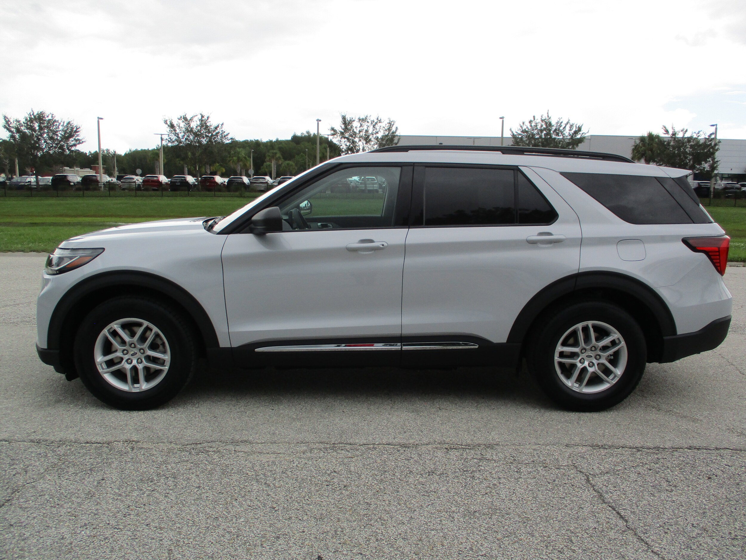 2025 Ford Explorer photo 4