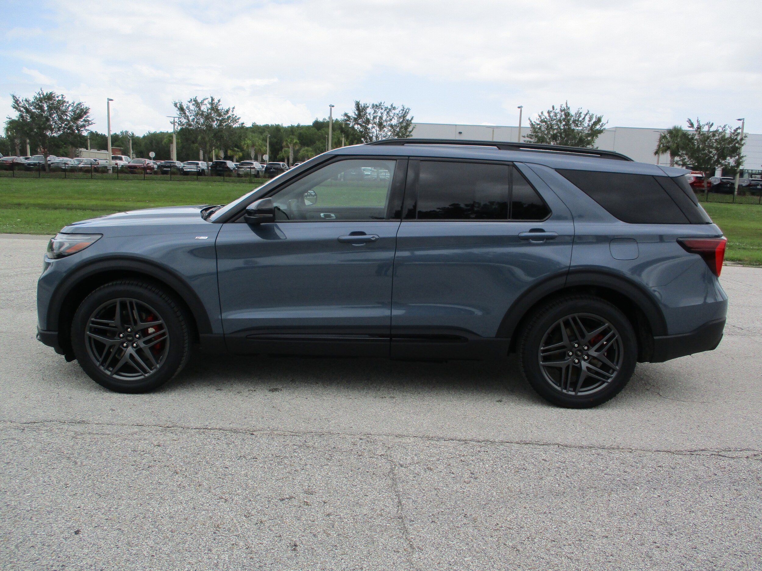 2025 Ford Explorer ST-Line photo 3