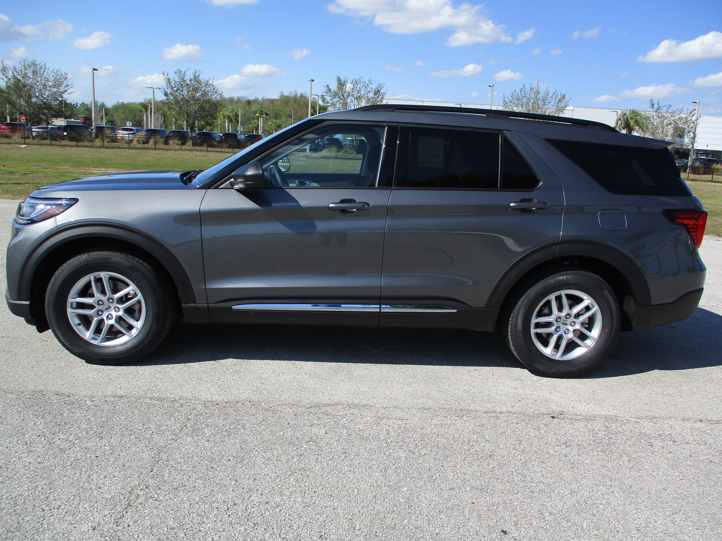2025 Ford Explorer photo 3