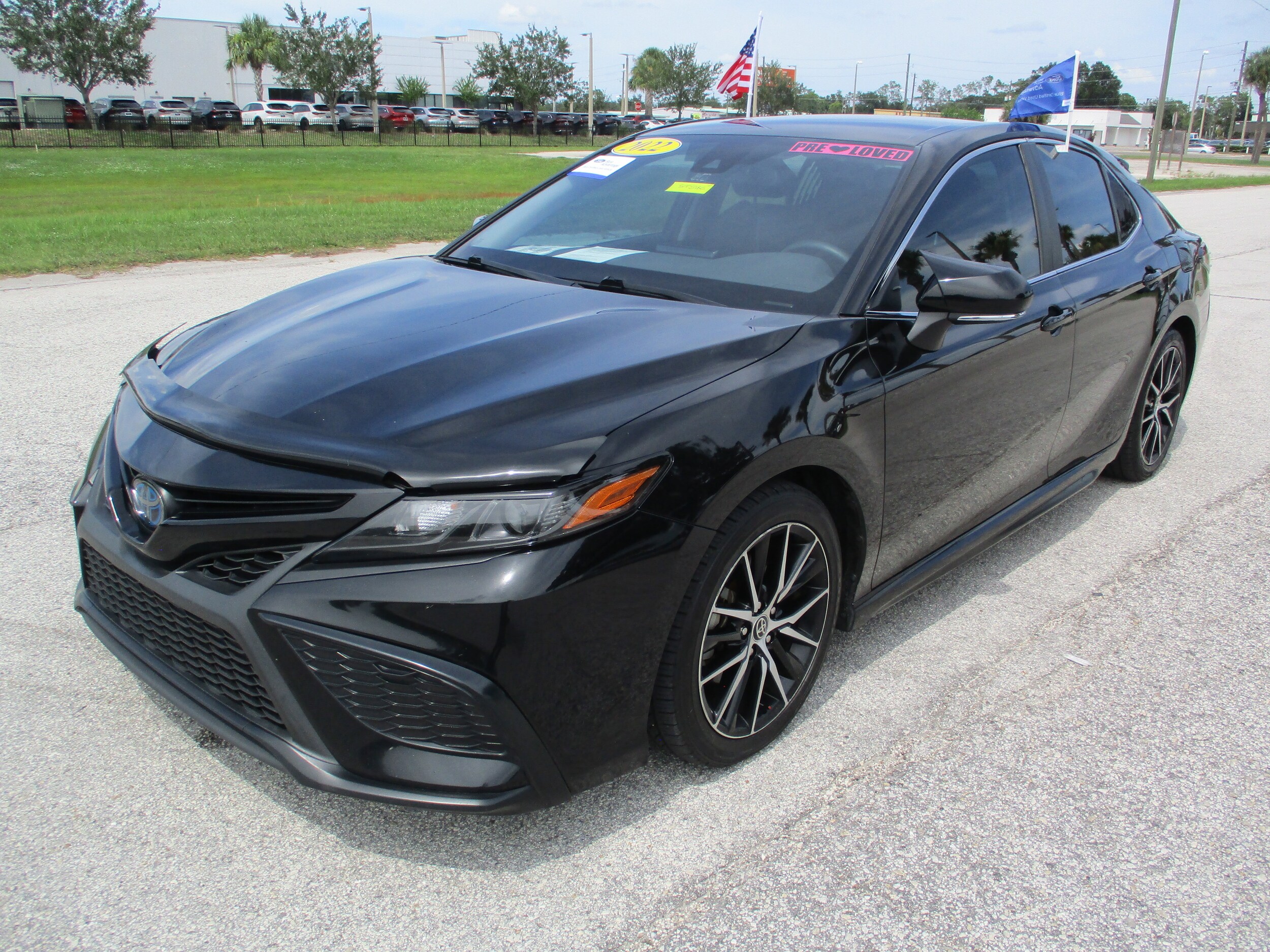 2022 Toyota Camry SE photo 3