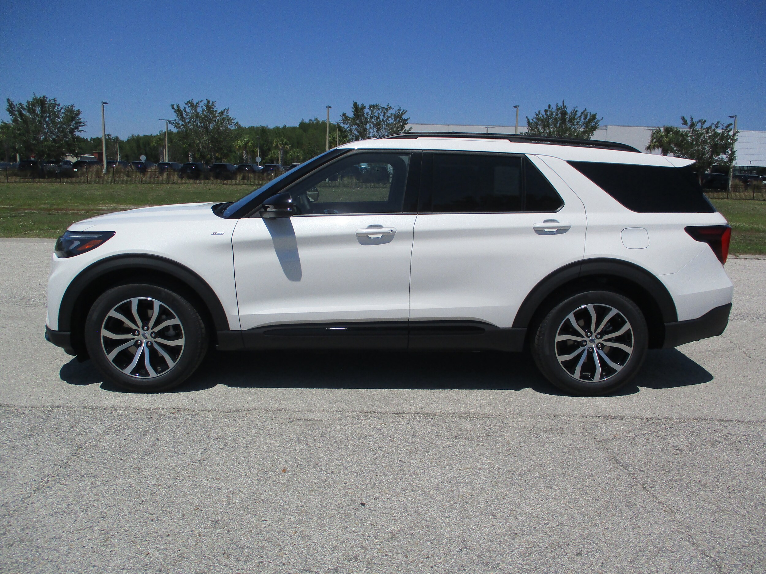 2025 Ford Explorer ST-Line photo 2