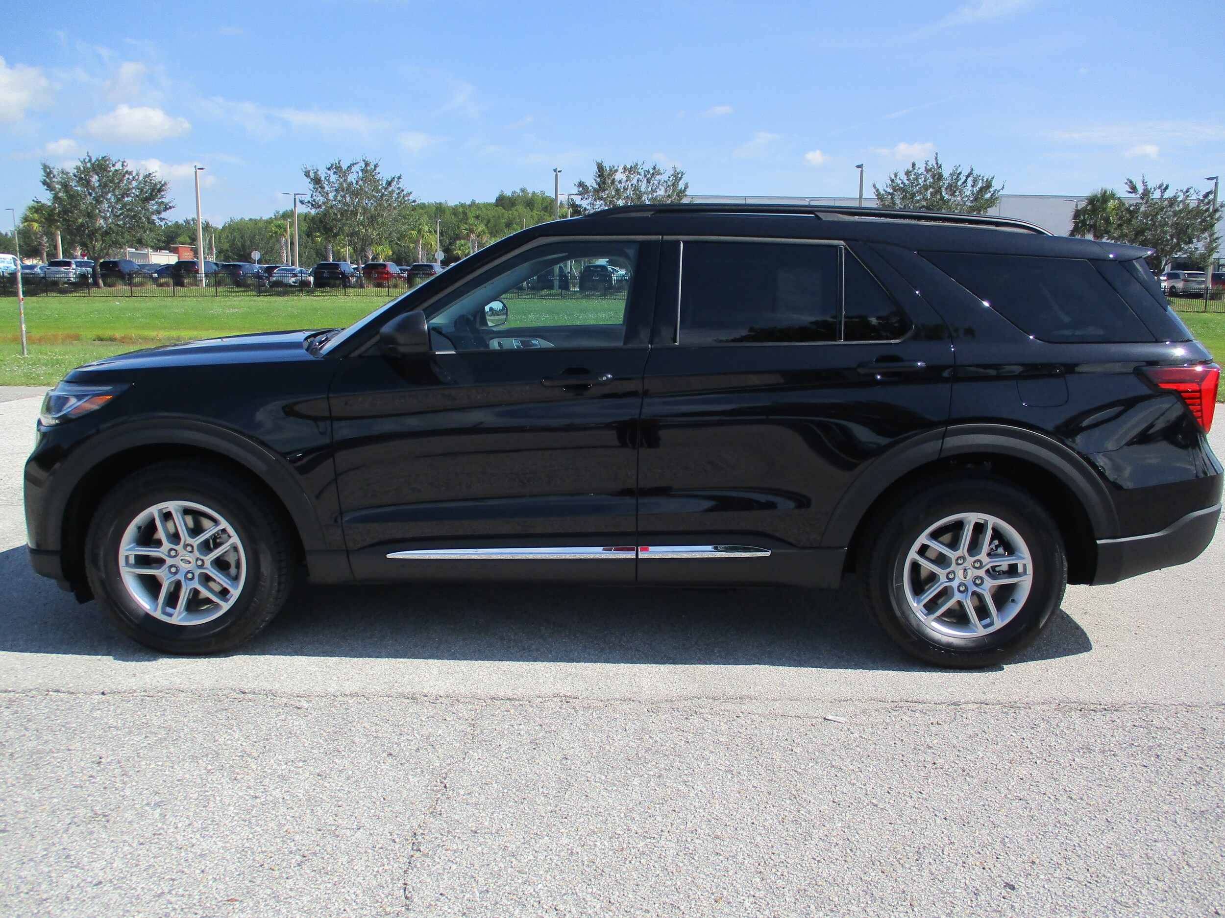 2025 Ford Explorer photo 4