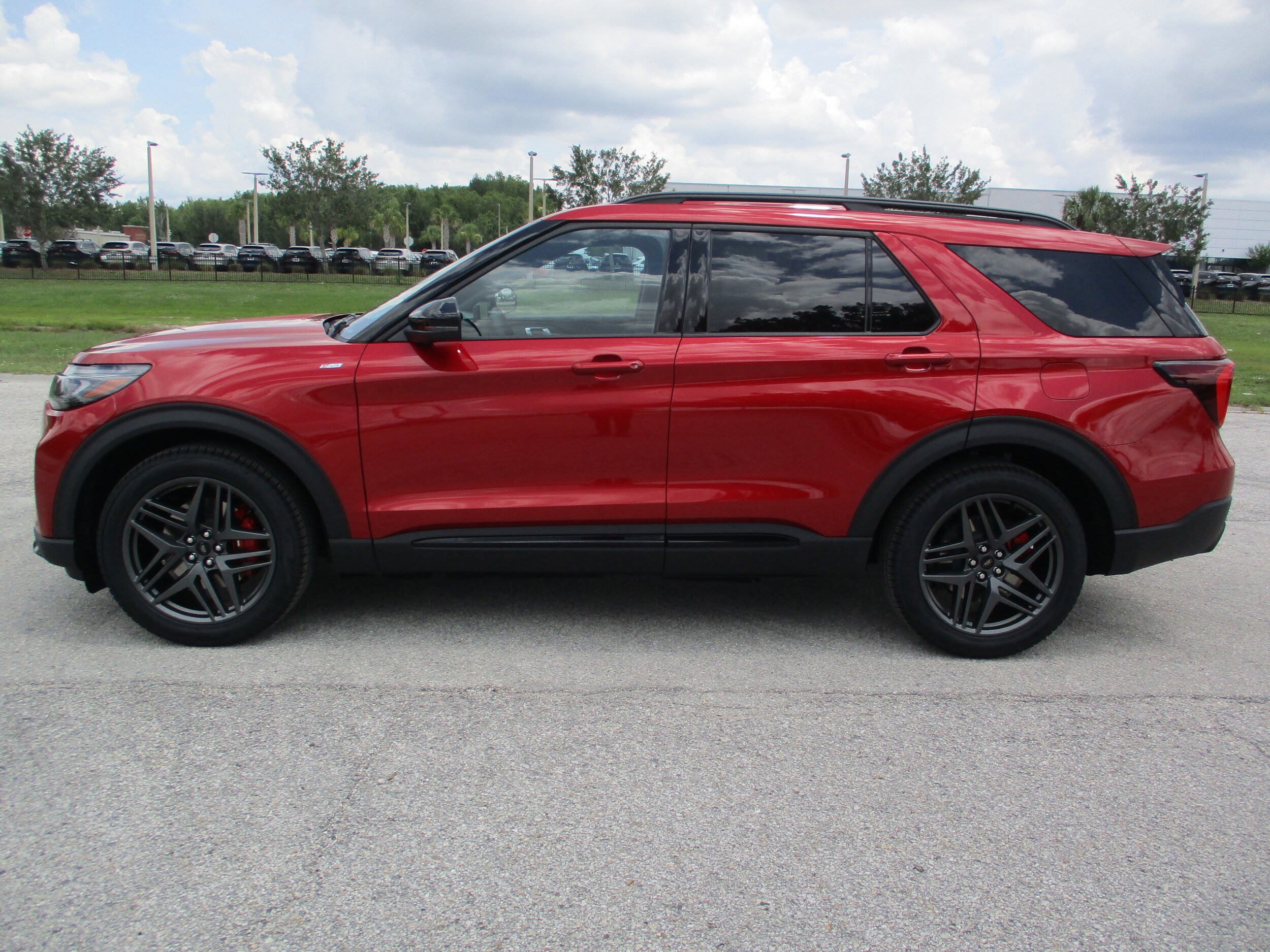 2025 Ford Explorer ST-Line photo 4