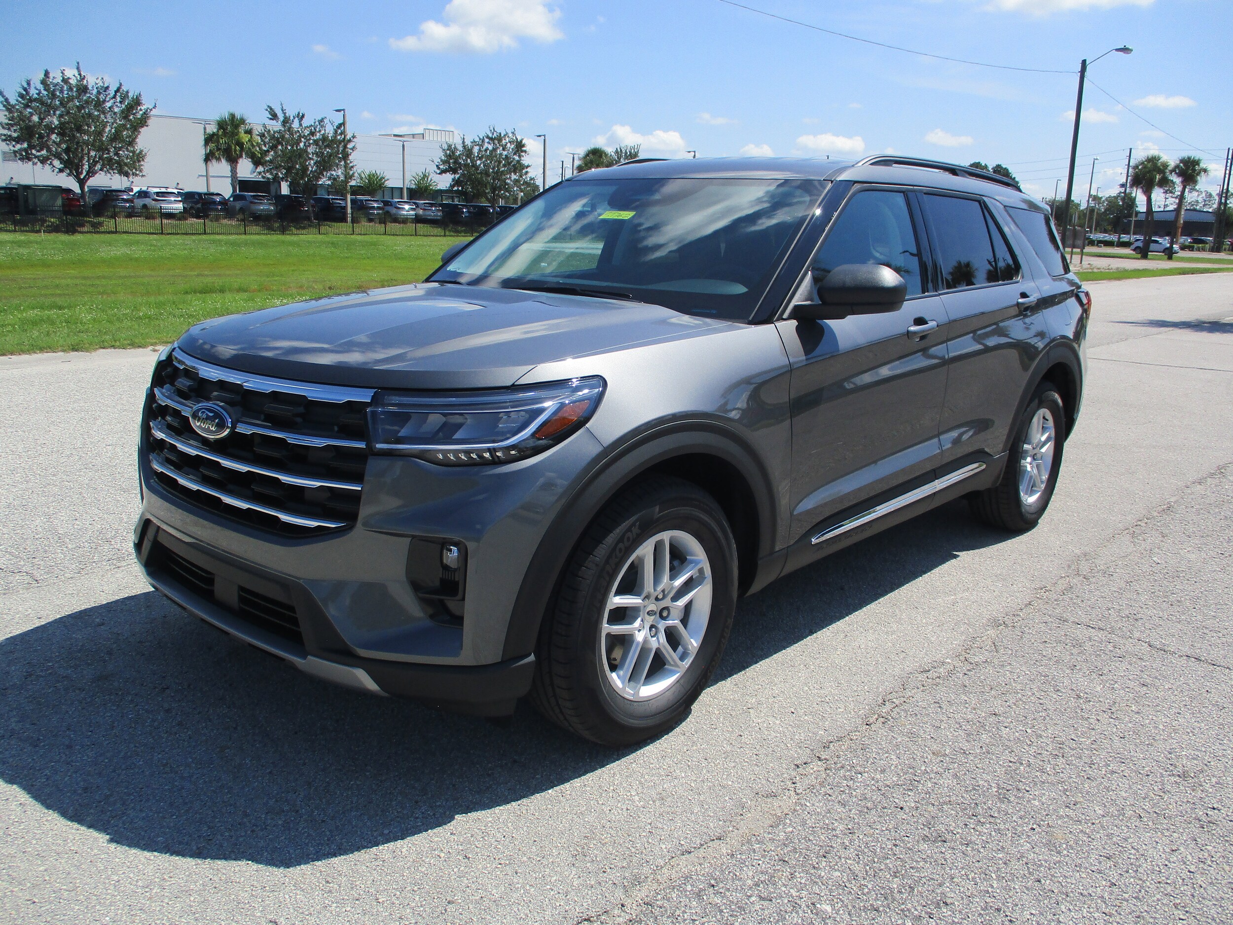 2025 Ford Explorer photo 2