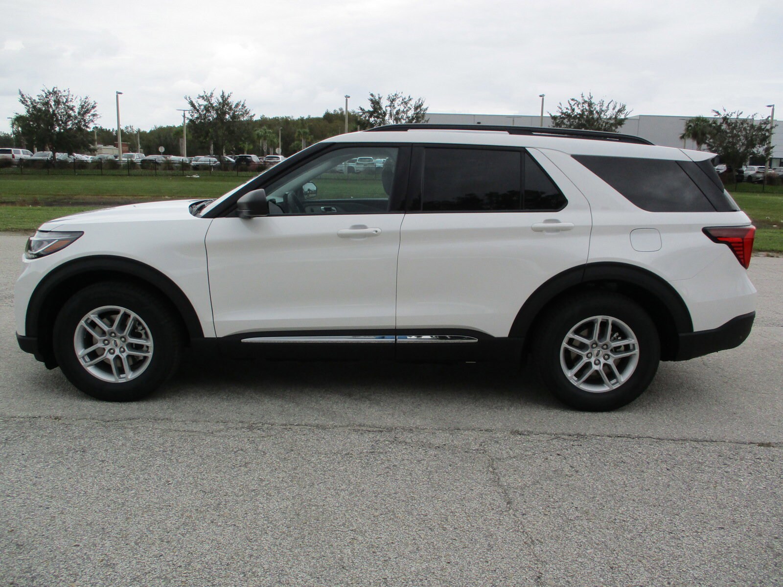2025 Ford Explorer photo 3