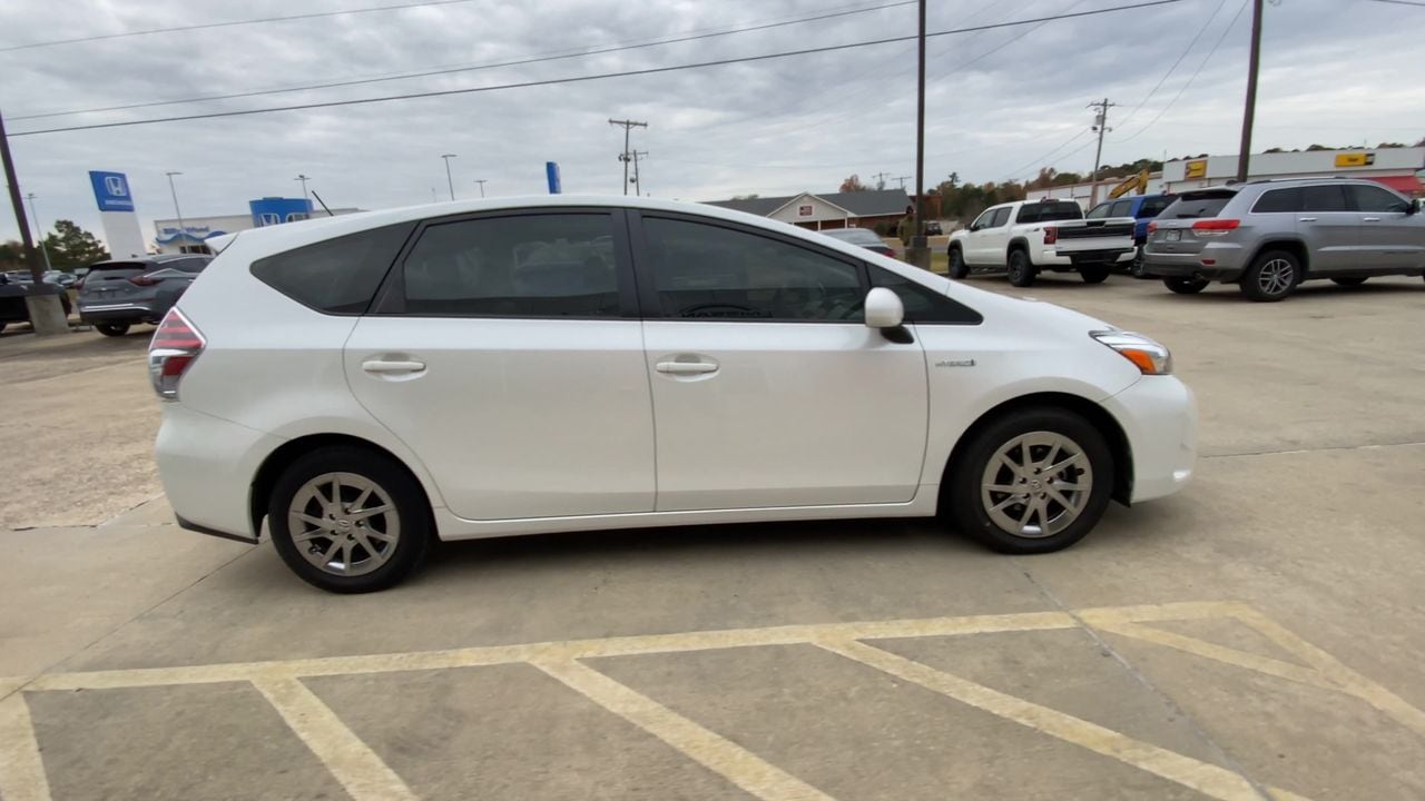 2017 Toyota Prius v Five - Photo 9