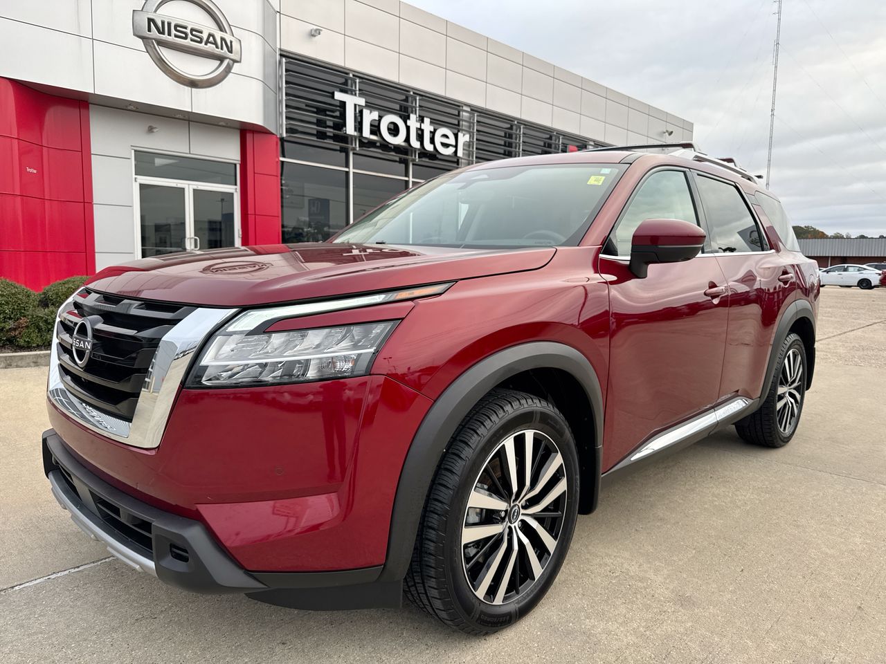 2023 Nissan Pathfinder Platinum's photo