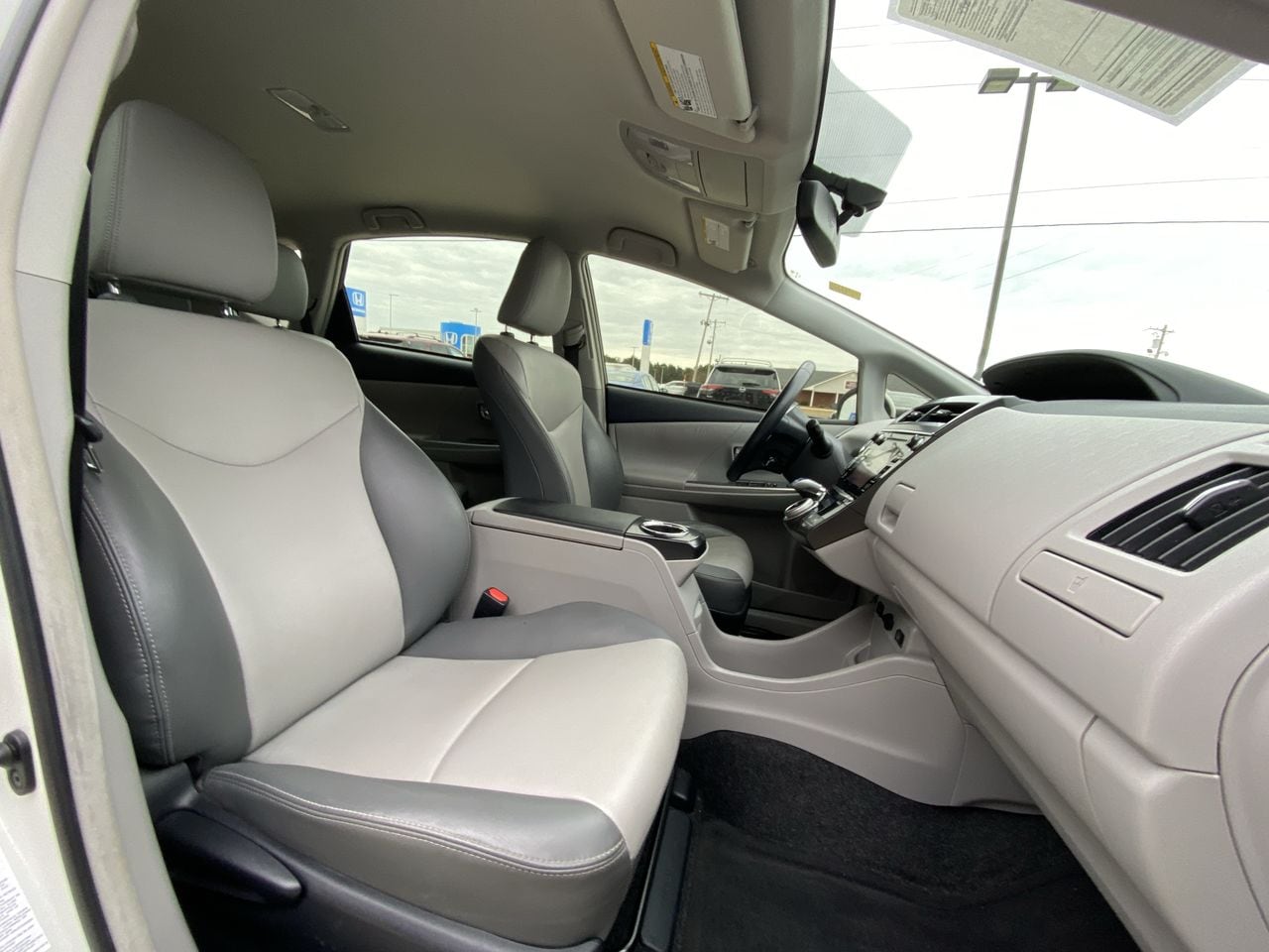 2017 Toyota Prius v Five - Photo 24